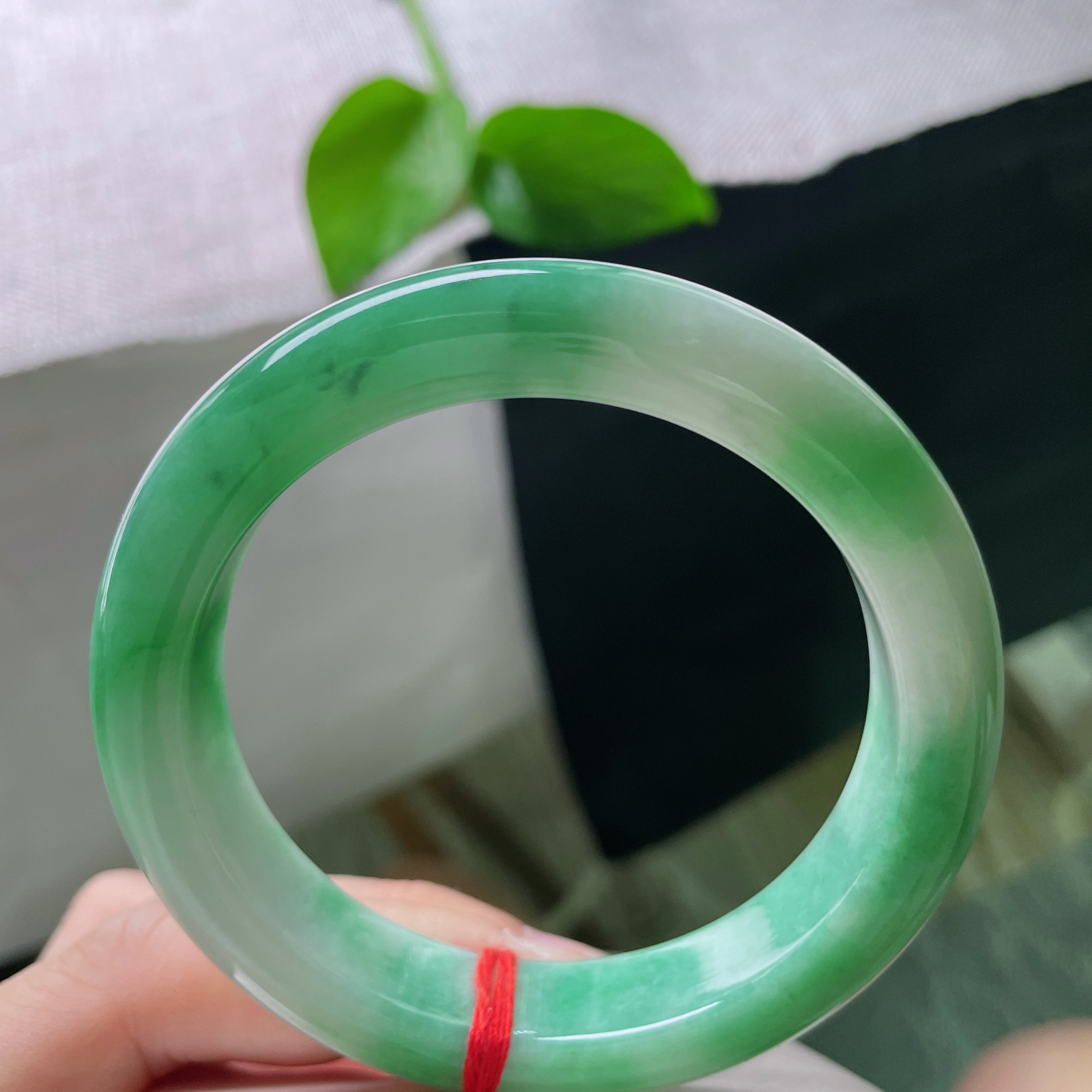 56.5/12.6/9.4，飘绿正圈，版型厚装，肉质细腻，镯韵千秋，乌鸡..