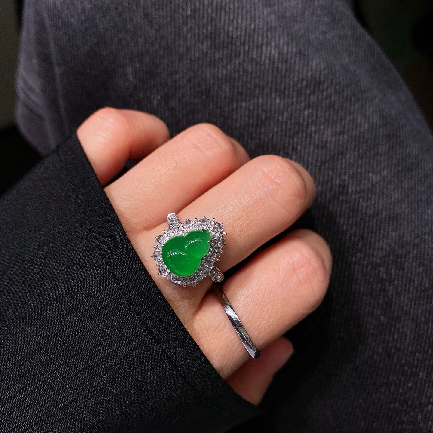 冰阳绿葫芦戒指 
冰透种好 色阳色甜
18k金镶嵌 高性价比‼️
尺寸如图一  实物更美～