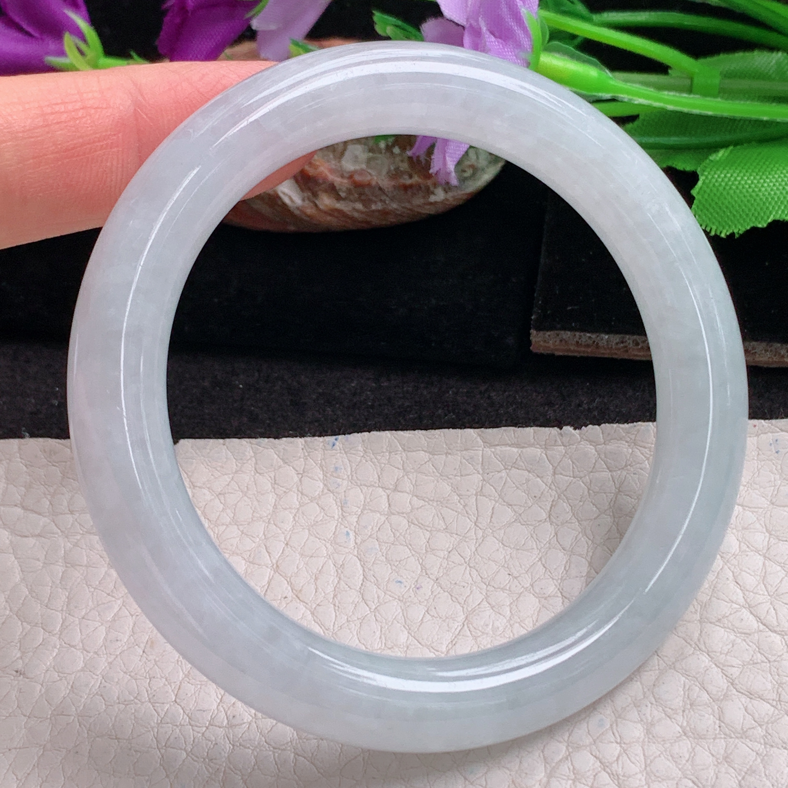 js实拍56*10*9.6美人镯 天然缅甸翡翠a货手冰纯白月光圆条玉镯子