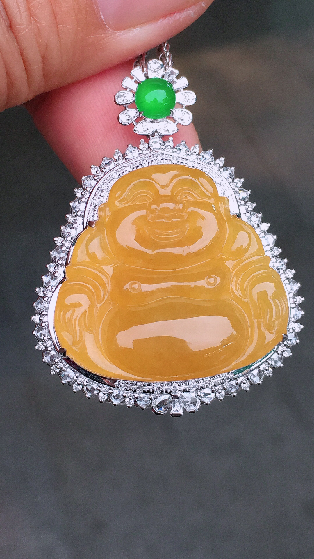 黄翡佛公吊坠，色泽均匀艳丽，玉质细腻，荧光感超
强，饱满圆润，尽显优雅气质，18k
金豪华镶嵌