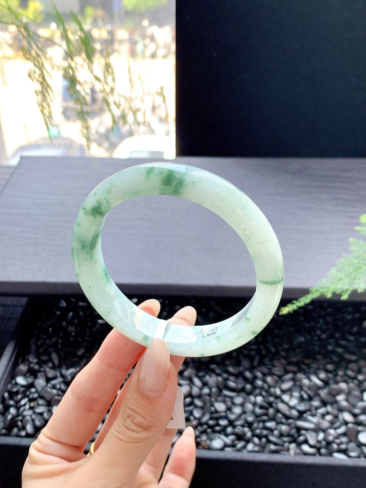 【晴底飘花手镯】
一汀烟雨杏花寒雨过天晴的柔风绿色 澄净湖水的宁静仿佛整个春天都在里面
【尺寸