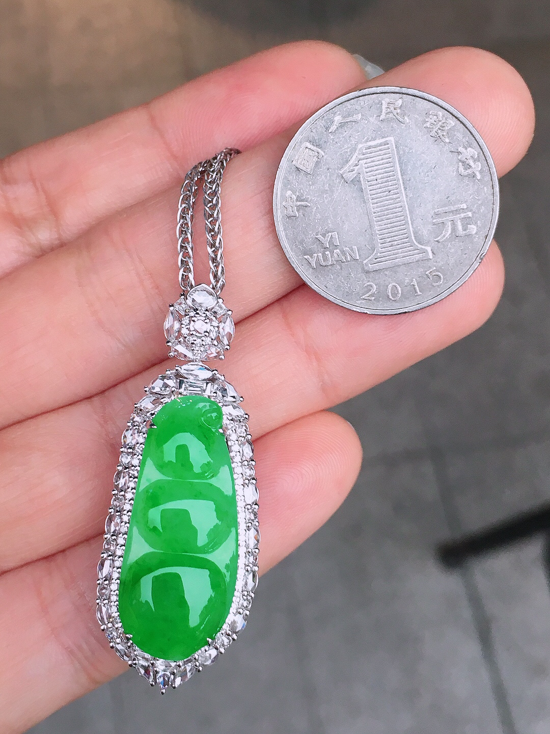 阳绿福豆吊坠，色泽艳丽，玉质细腻，荧光感超
强，饱满圆润，尽显优雅气质，18k
金豪华镶嵌