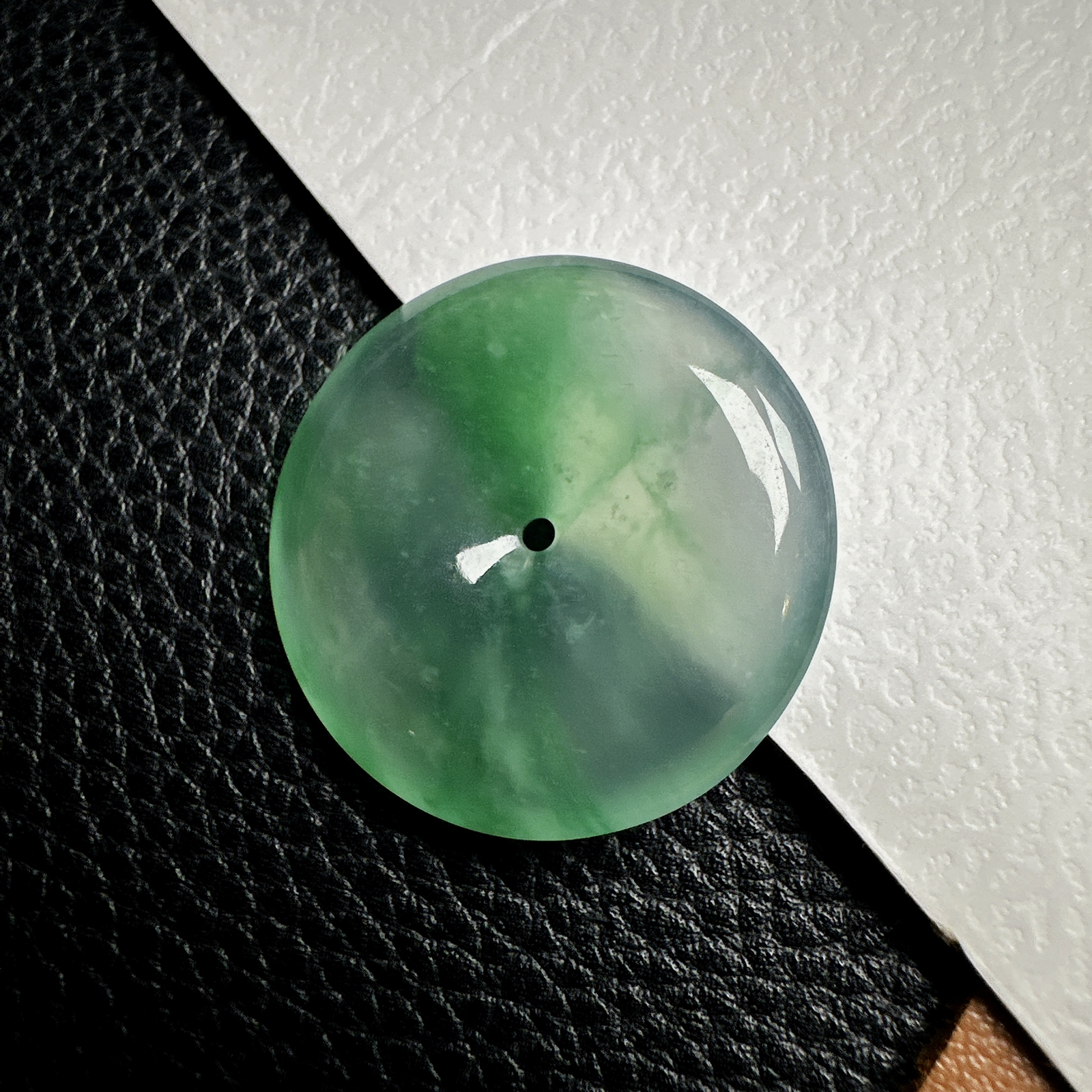 【冰种飘绿平安扣】质地细腻，品质很好，冰感十足，胶感明显，收藏品质