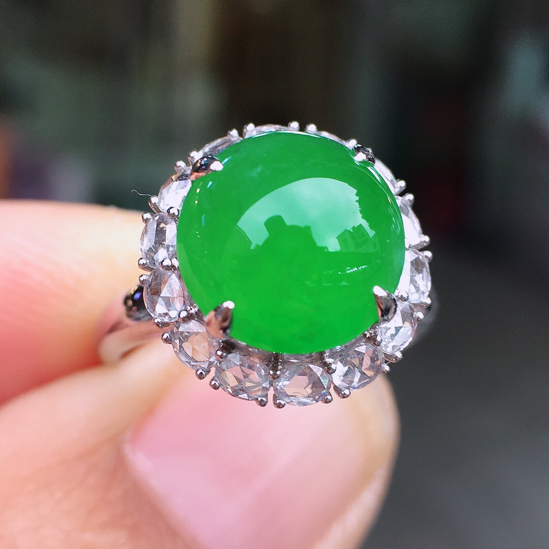 阳绿蛋面戒指，色泽均匀艳丽，玉质细腻，荧光感超
强，饱满圆润，尽显优雅气质，18k
金豪华镶嵌