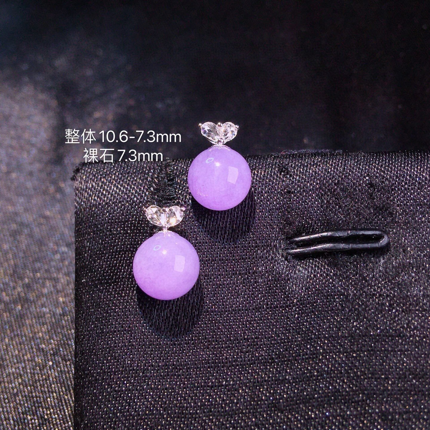 紫罗兰圆珠耳钉，颜色靓丽，水润起胶，料子清爽。