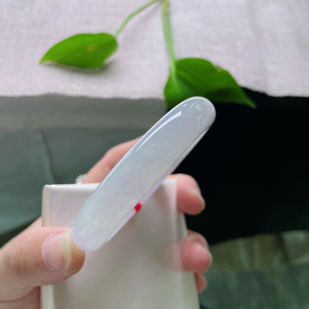 54.8/12.1/8.3，冰紫正圈，种老，色泽柔润通透，佩戴更添温婉韵味。皮纹，ss48793a