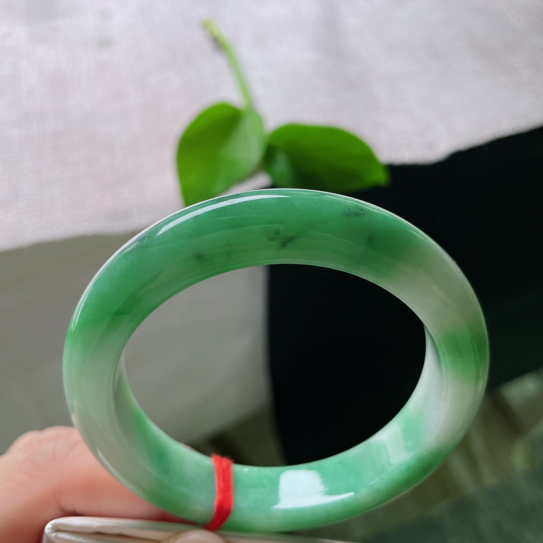 56.5/12.6/9.4，飘绿正圈，版型厚装，肉质细腻，镯韵千秋，乌鸡，。ss49565a