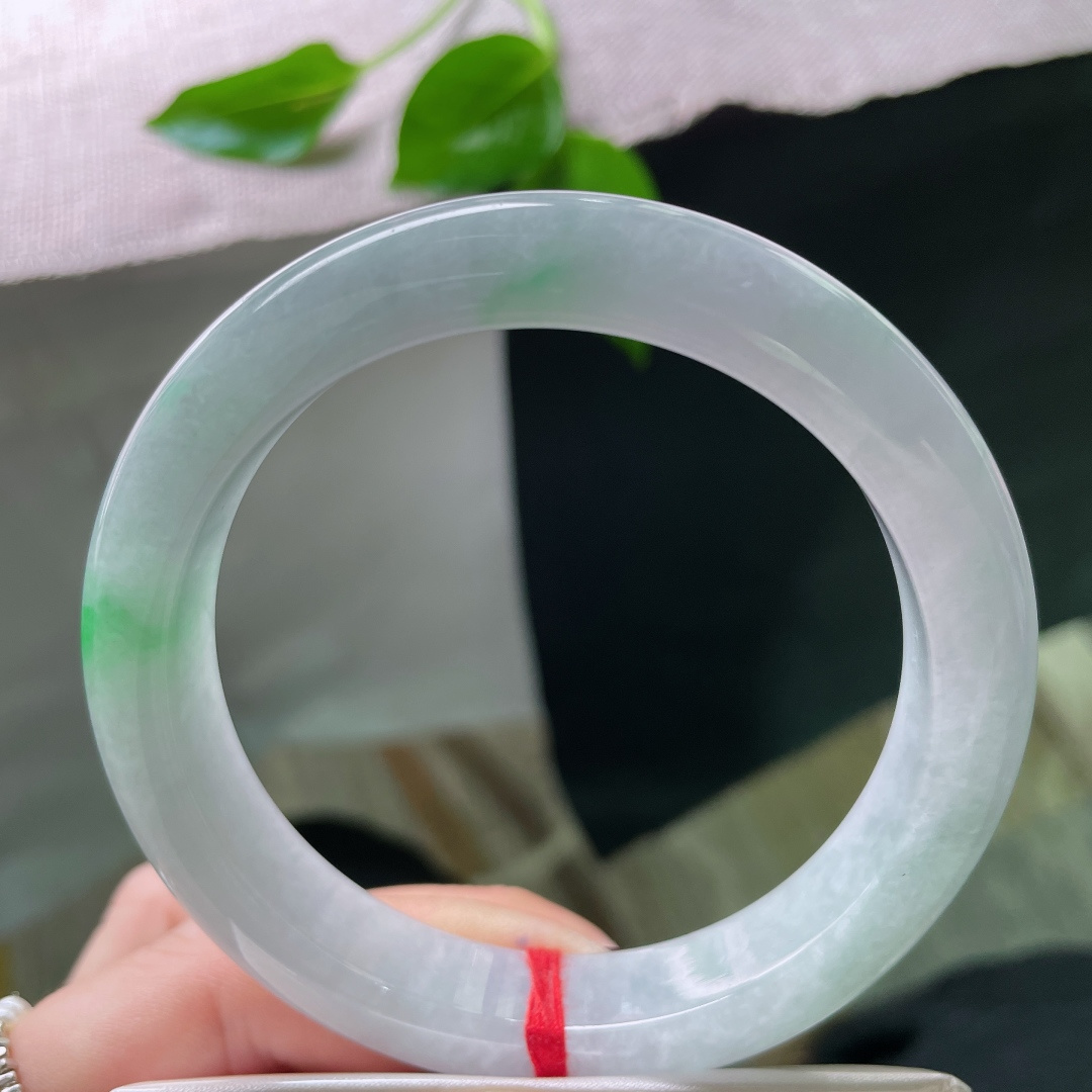 61/12.3/9.2，飘阳绿正圈，大圈口，俏色点缀，种老水足，贵气，晶体，ss49916a