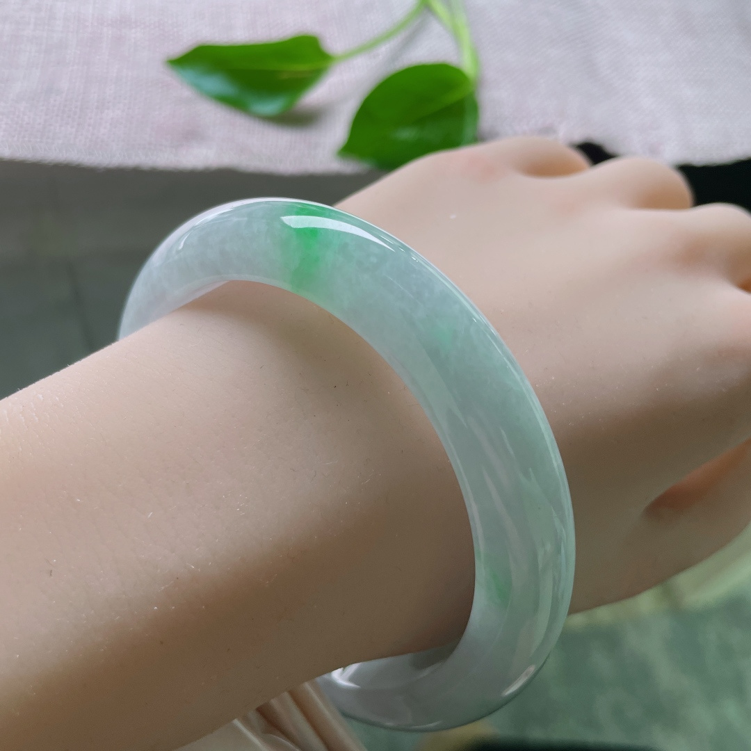 61/12.3/9.2，飘阳绿正圈，大圈口，俏色点缀，种老水足，贵气，晶体，ss49916a