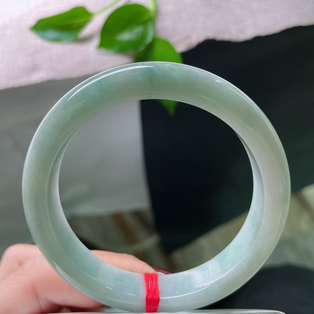 56.3/12/7.9，浅绿底正圈，水润细腻，自带清新、自然、治愈的视觉基调，皮纹，ss49663a