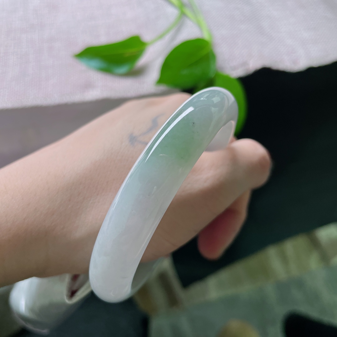 60.2/122/7.6，淡绿底正圈，一抹深色增添几分韵味，大圈口，水头好，乌鸡，ss49273a