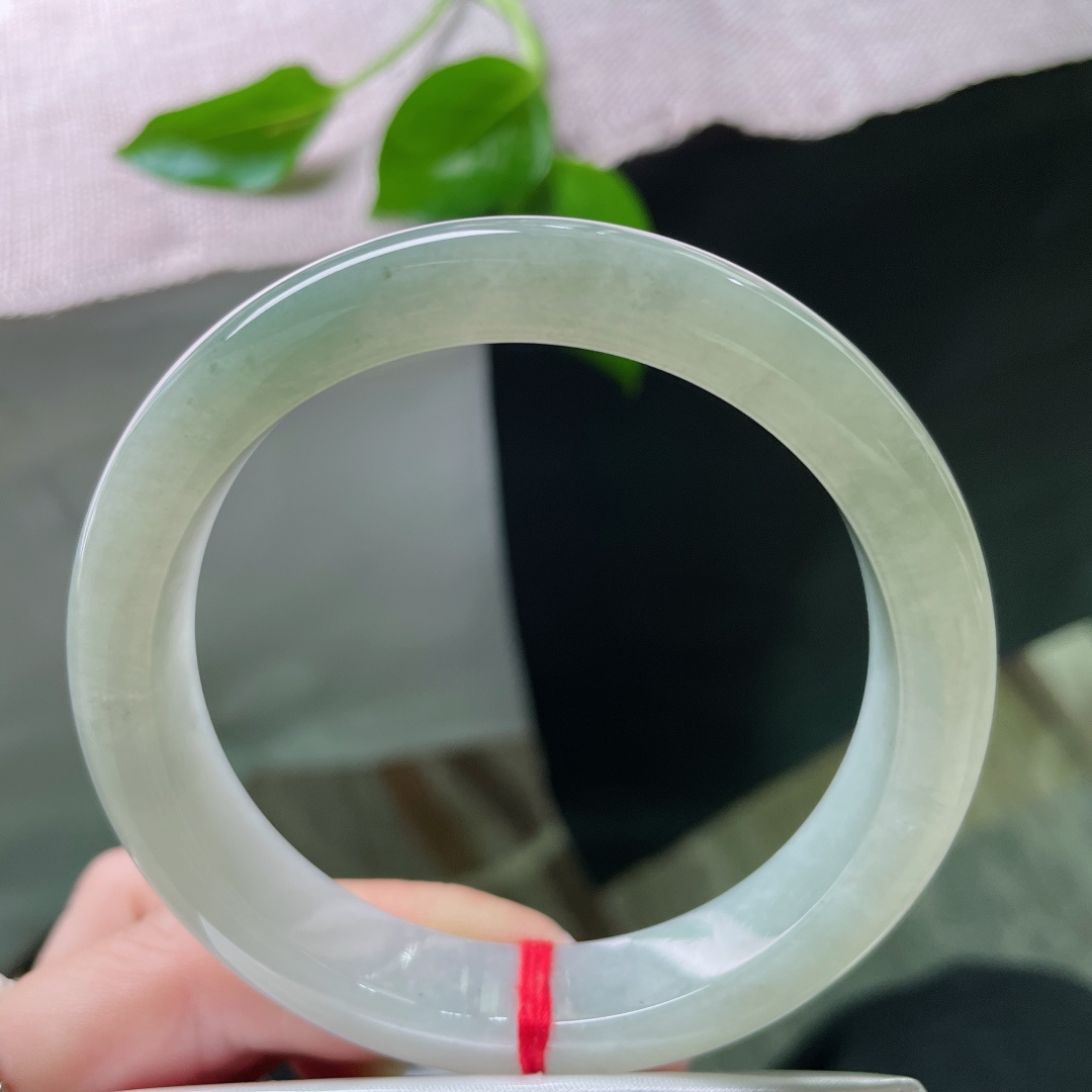 57.3/12.2/8.8，淡绿底正圈，水润，如凝新茶，似含春水。细纹不影响，ss49725a