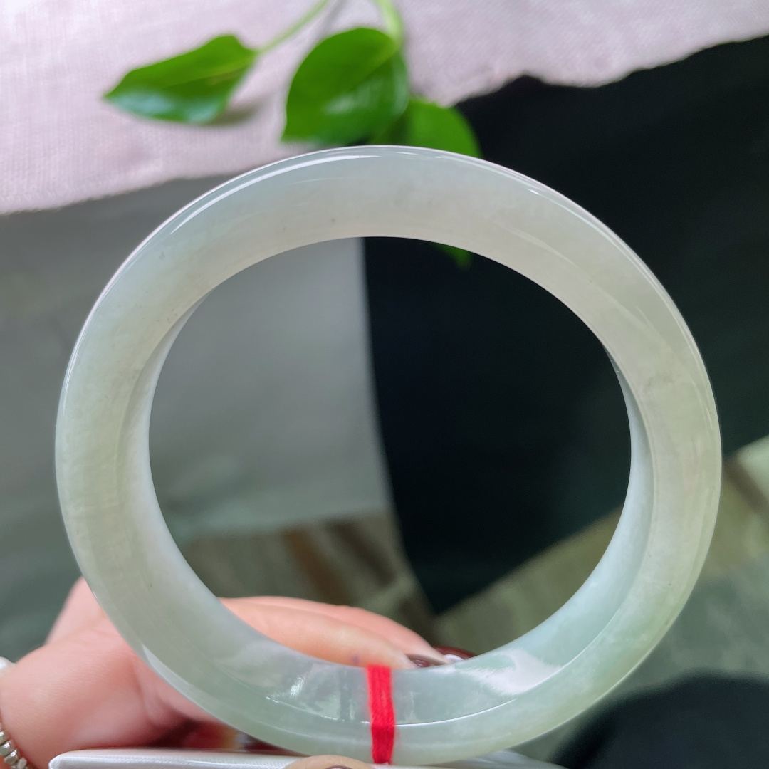 57.3/12.2/8.8，淡绿底正圈，水润，如凝新茶，似含春水。细纹不影响，ss49725a