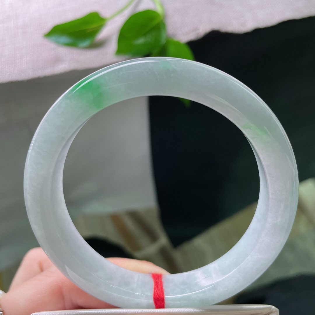 61/12.3/9.2，飘阳绿正圈，大圈口，俏色点缀，种老水足，贵气，晶体，ss49916a