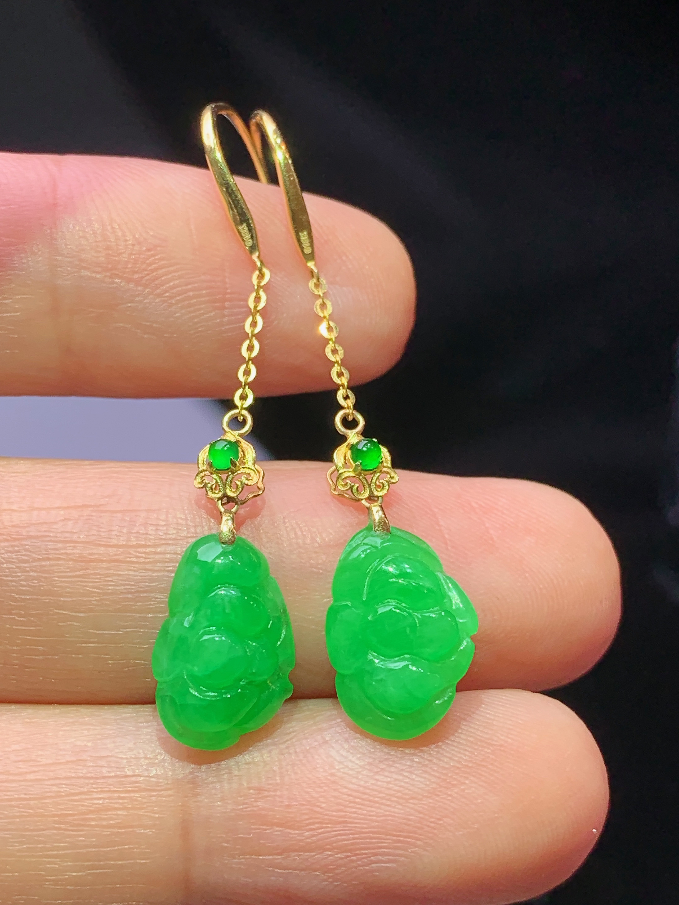 18k金镶嵌翠绿如意吊坠 玉质细腻 色泽艳丽清新 水润亮眼 整体尺寸39*8.5*3.5z1