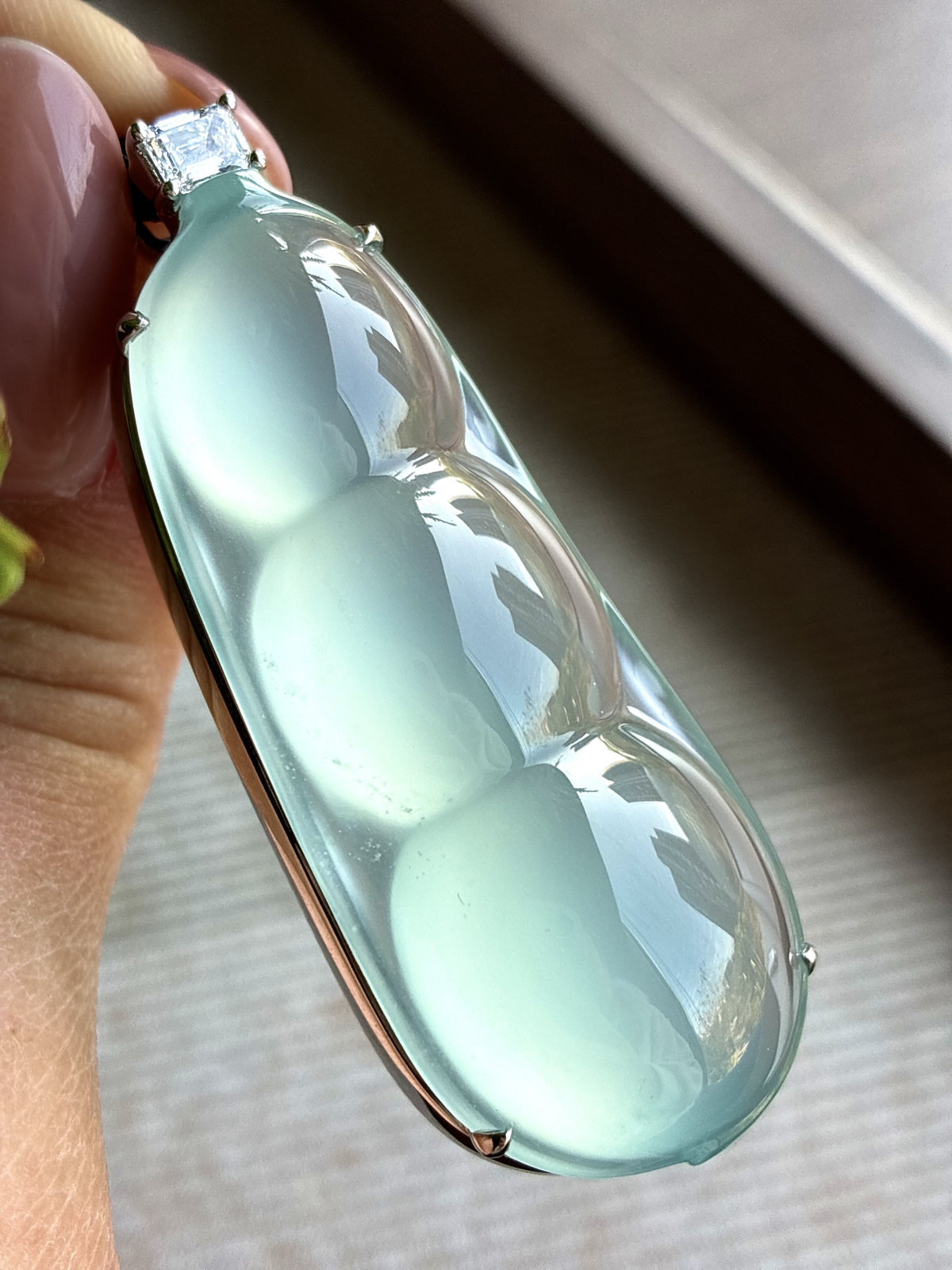 【镶嵌】🫧高冰玻璃种豆子福豆吊坠  
【说明】缅料 18k金镶嵌 性价比高  
【整体】55.2-21.3-15.7
【裸石】51-21.3-10