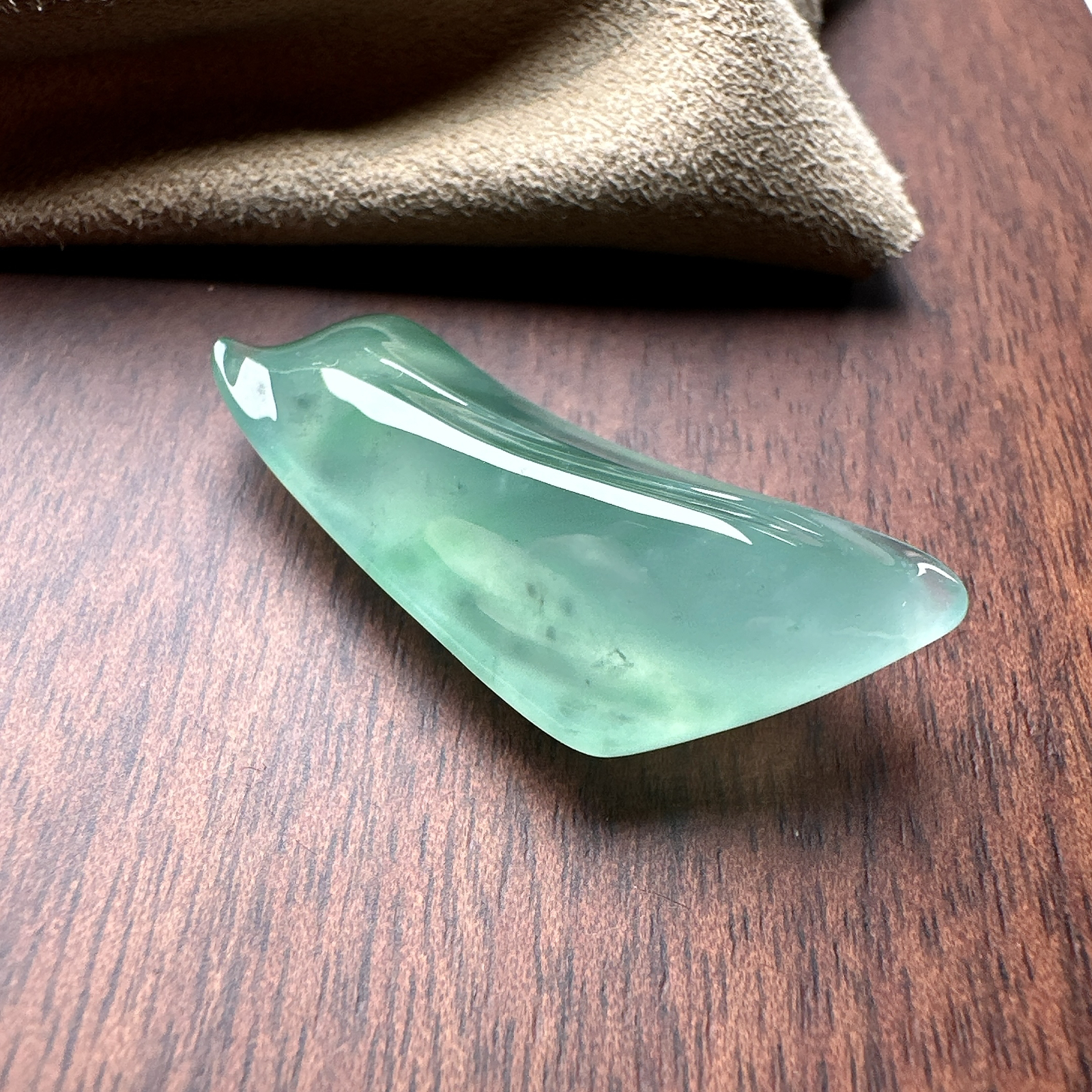 【冰种晴绿随形裸石】质地细腻，冰润十足，种老冰透，收藏品质