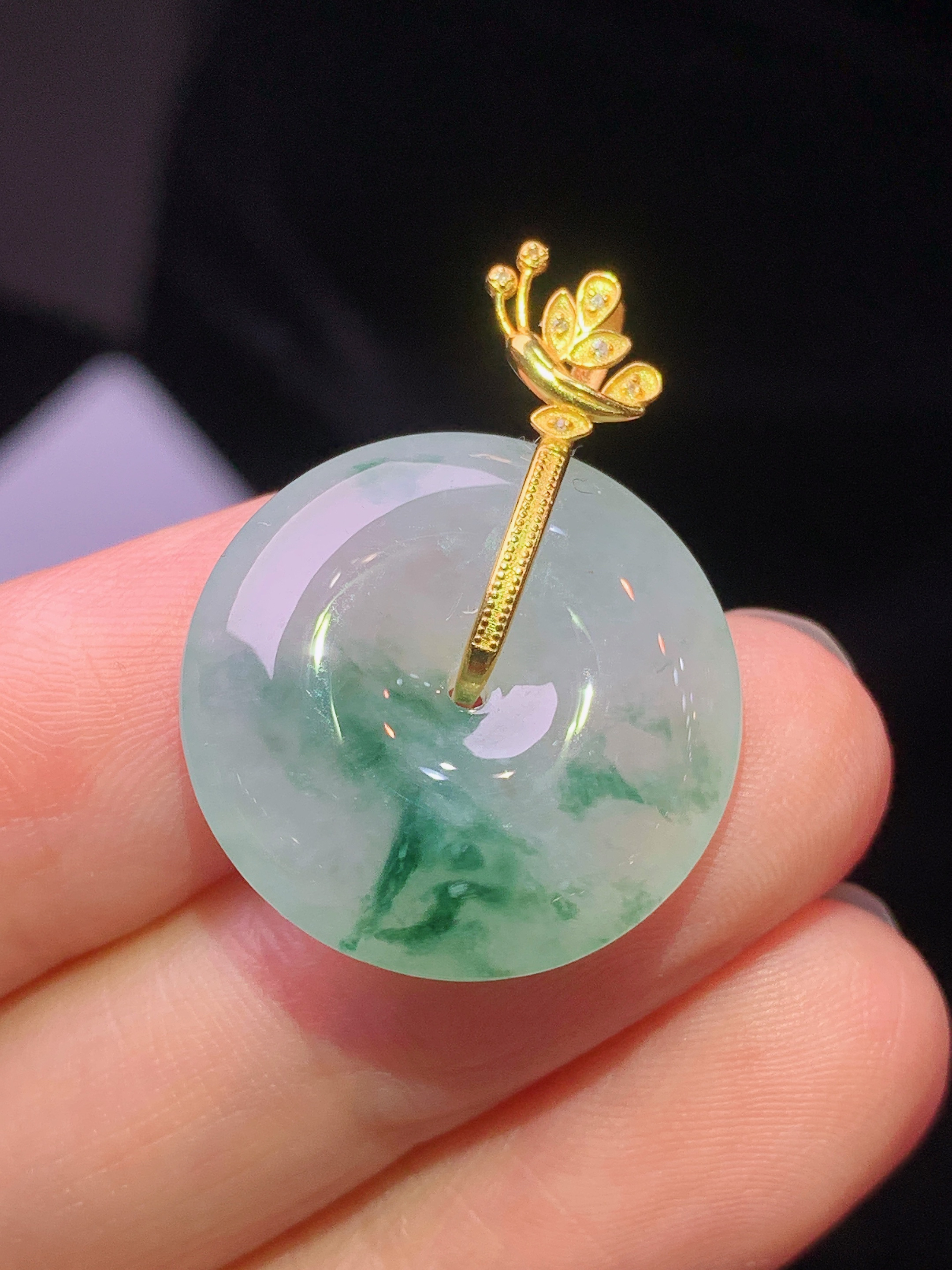 18k金钻镶嵌飘绿平安扣吊坠 玉质细腻 色泽艳丽清新 水润亮眼 整体尺寸27*20.5*6e1