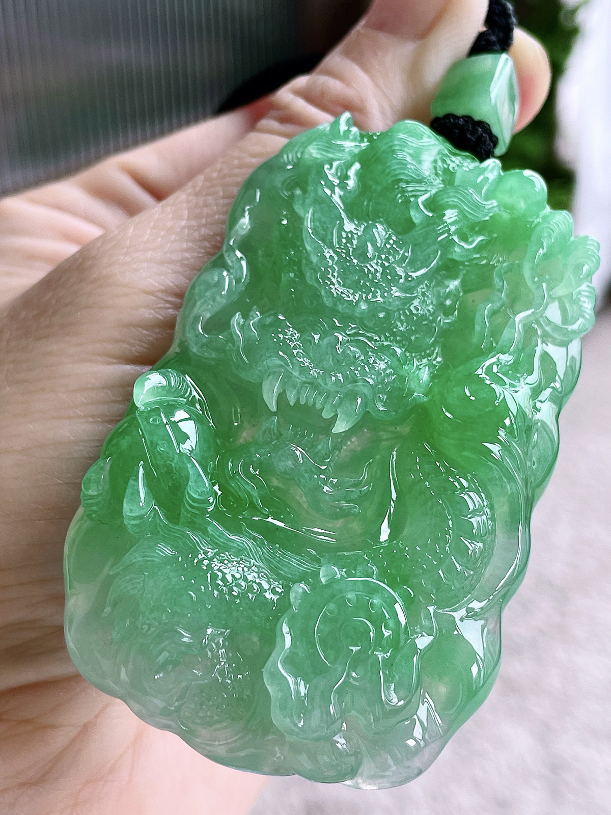 【裸石】冰阳绿龙牌大龙牌吊坠
【说明】缅料 性价比高  
【尺寸】71-43-11.8