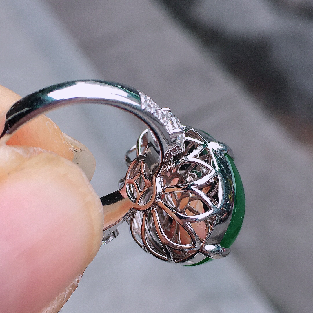 阳绿蛋面戒指，色泽均匀艳丽，玉质细腻，荧光感超
强，饱满圆润，尽显优雅气质，18k
金豪华镶嵌