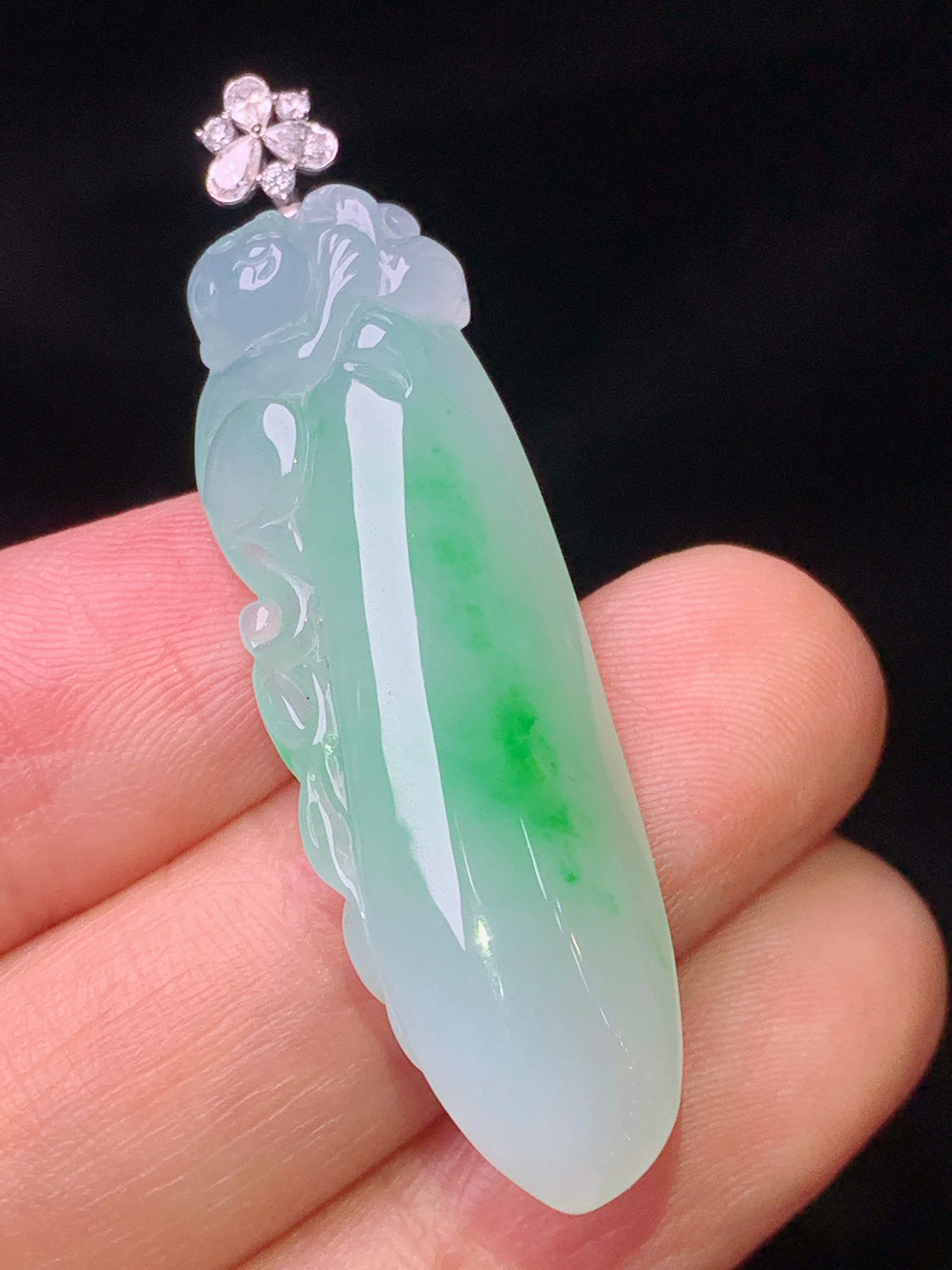 18k金钻镶嵌飘绿福瓜吊坠 玉质细腻 色泽艳丽清新 水润亮眼 整体尺寸46.2*12.5*6.5e1