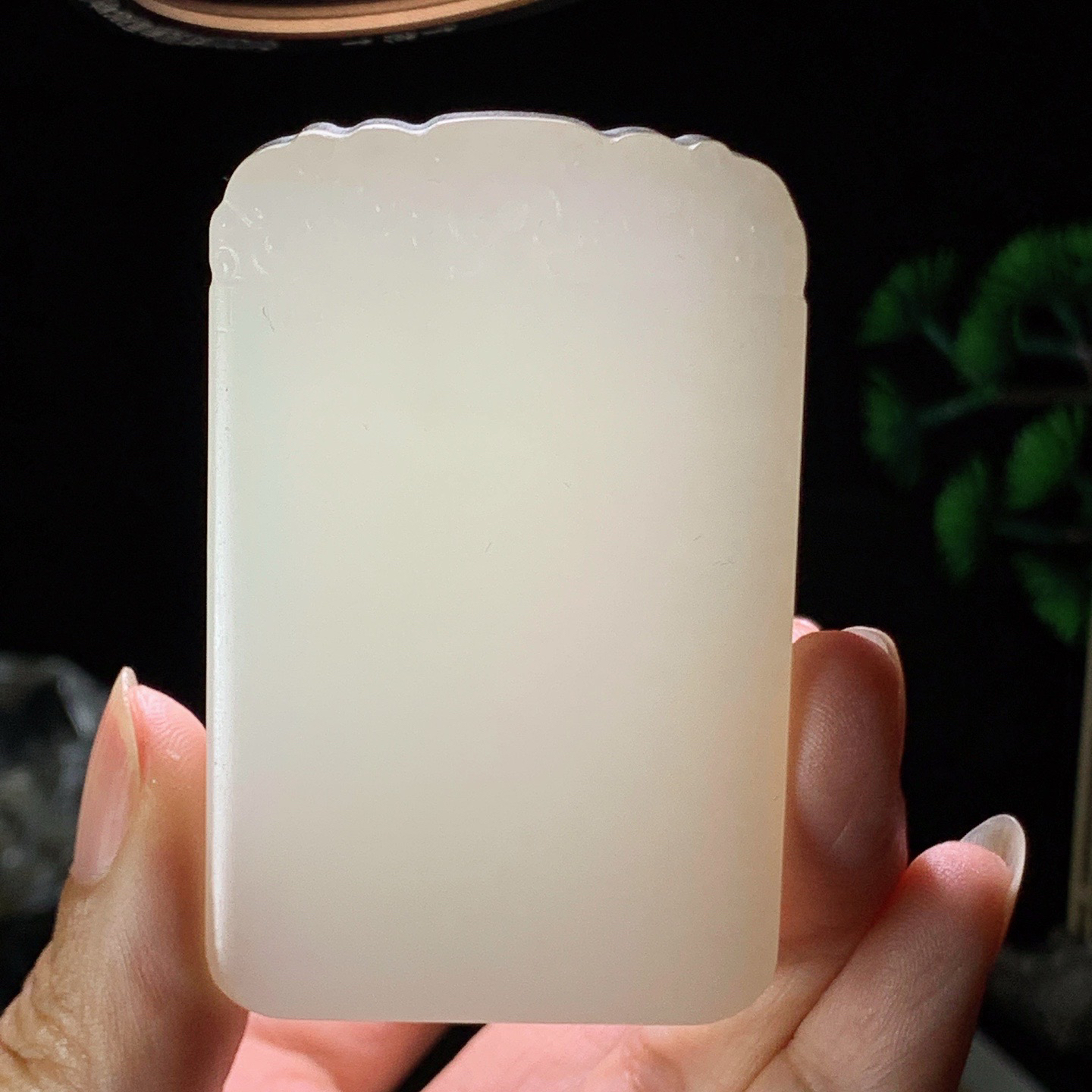 和田玉白玉羊脂白平安无事牌挂件 尺寸66/42/17重125克 玉质细腻油润 底色纯净 脂粉好，品质好。lt260402