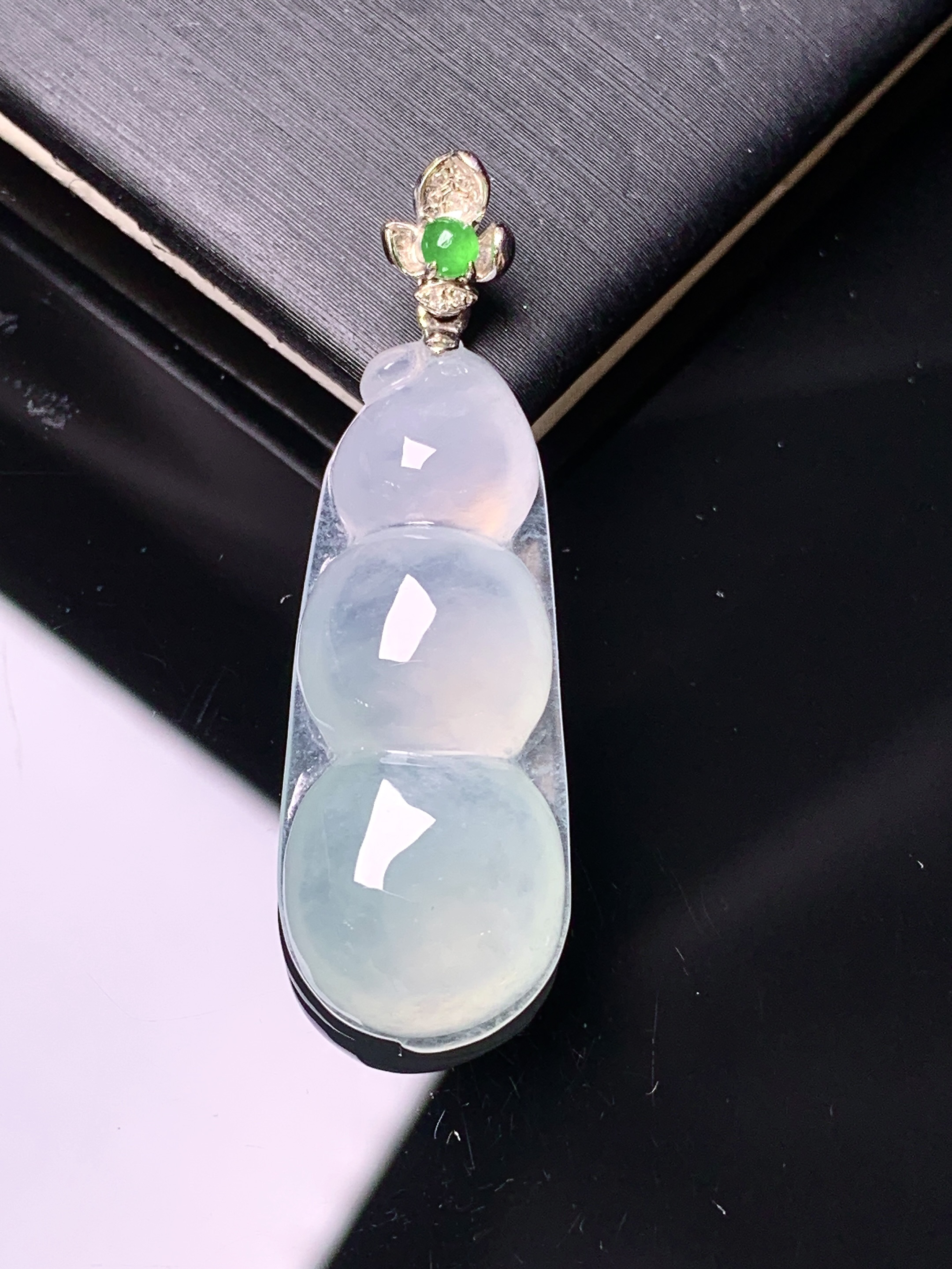 18k金镶嵌吊坠 玉质细腻 色泽艳丽清新 水润亮眼 整体尺寸38.2*12*6.2yz