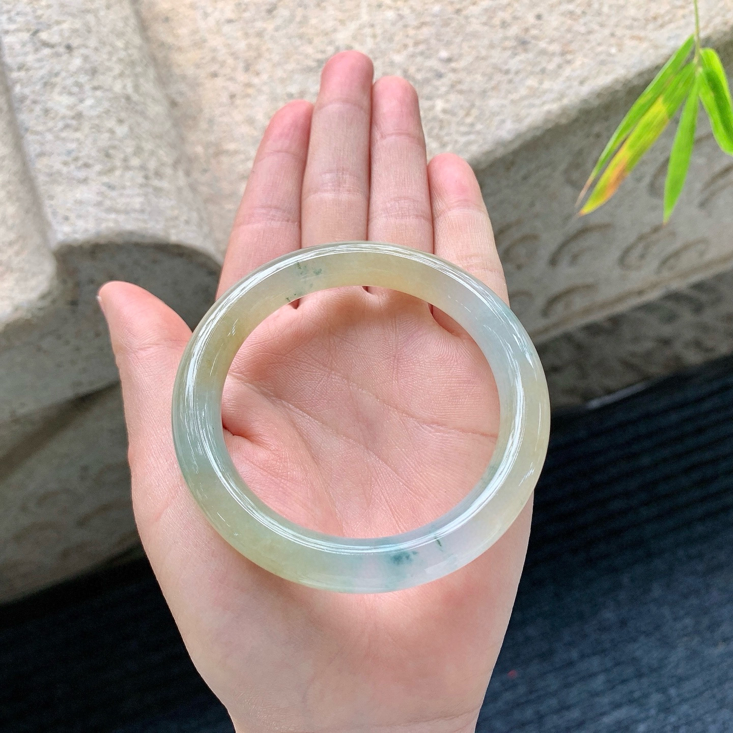 圆条52 53
【圈口】53.9/10.1/9
【描述】冰黄翡飘花，清透，水润，种老，细腻，无纹裂！