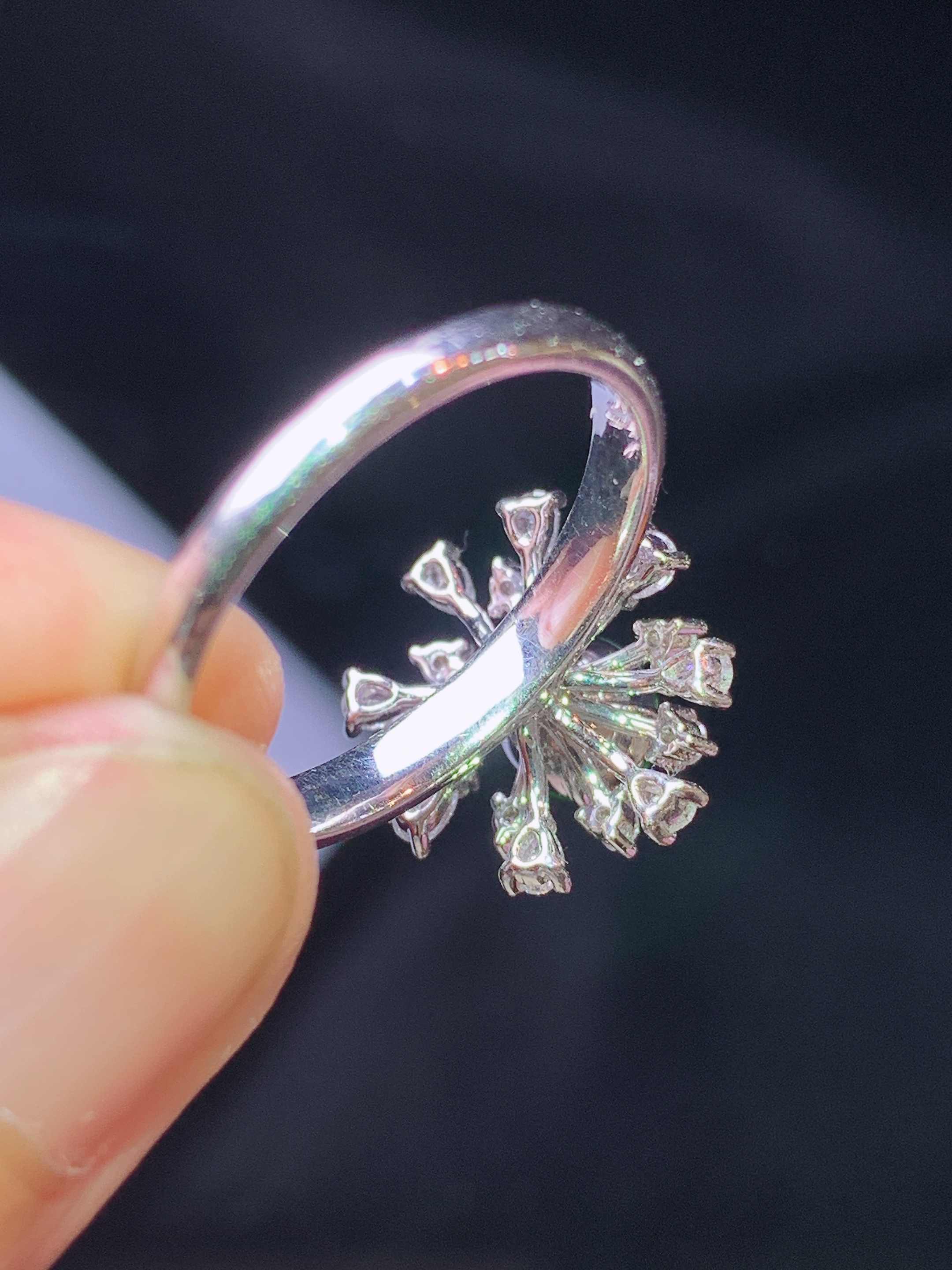 18k金钻镶嵌满绿蛋面戒指 玉质细腻 色泽艳丽清新 水润亮眼 圈口14 整体尺寸14*13.3*8.2m3