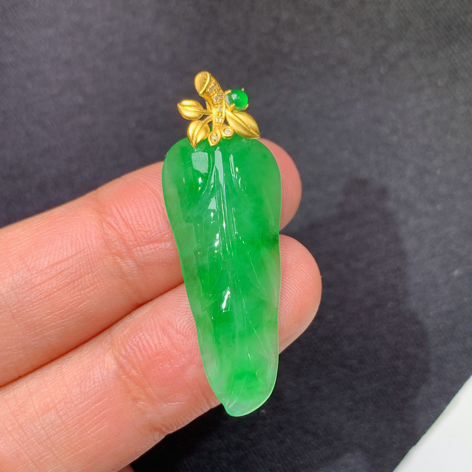 冰阳绿树叶吊坠，18k金镶嵌，冰润色阳，玉质细腻，种水足，Hao 尺寸35.6*12.7*5.3