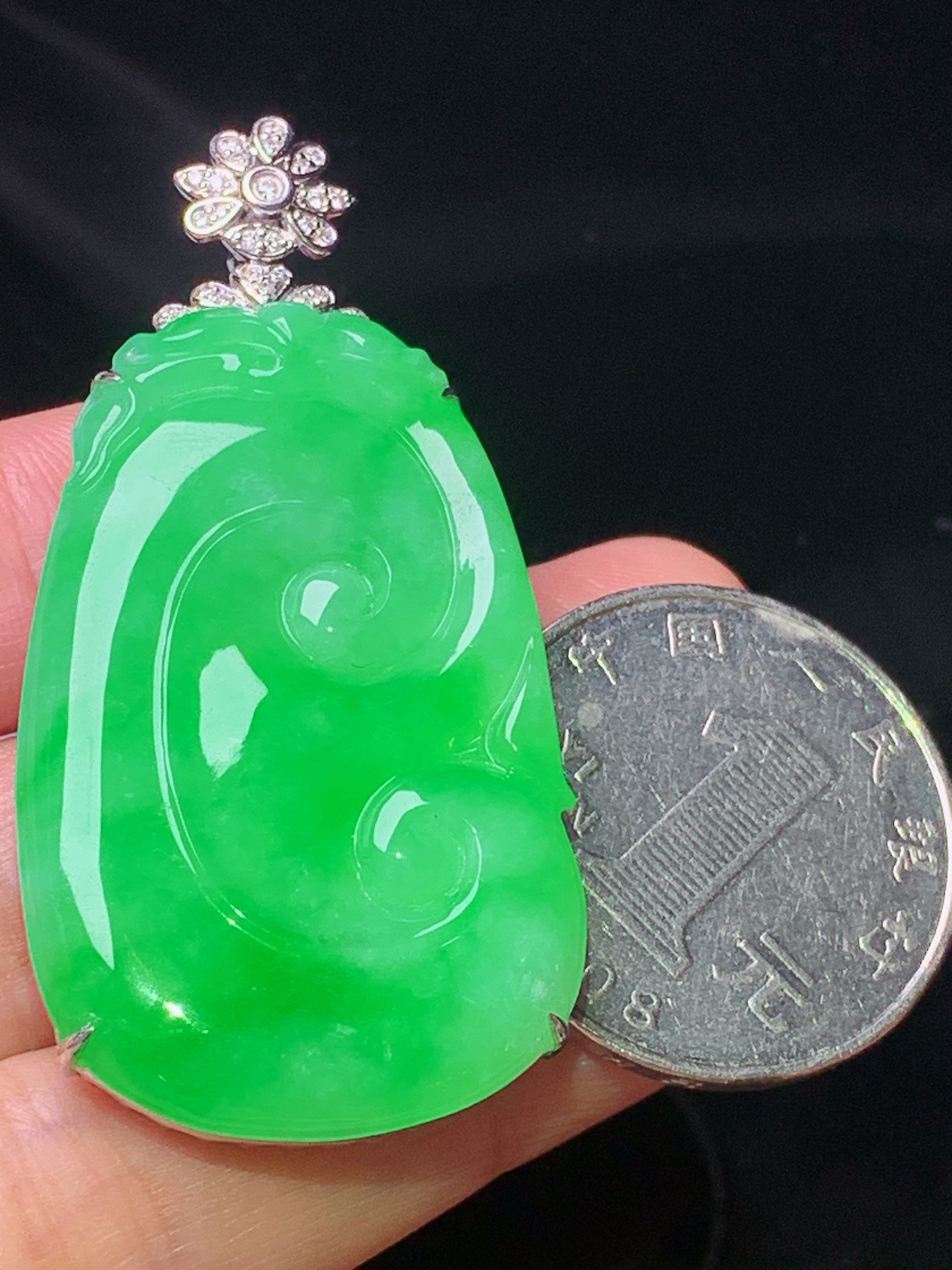 18k金钻镶嵌翠绿如意吊坠 玉质细腻 色泽艳丽清新 水润亮眼 整体尺寸51*25.2*7j3