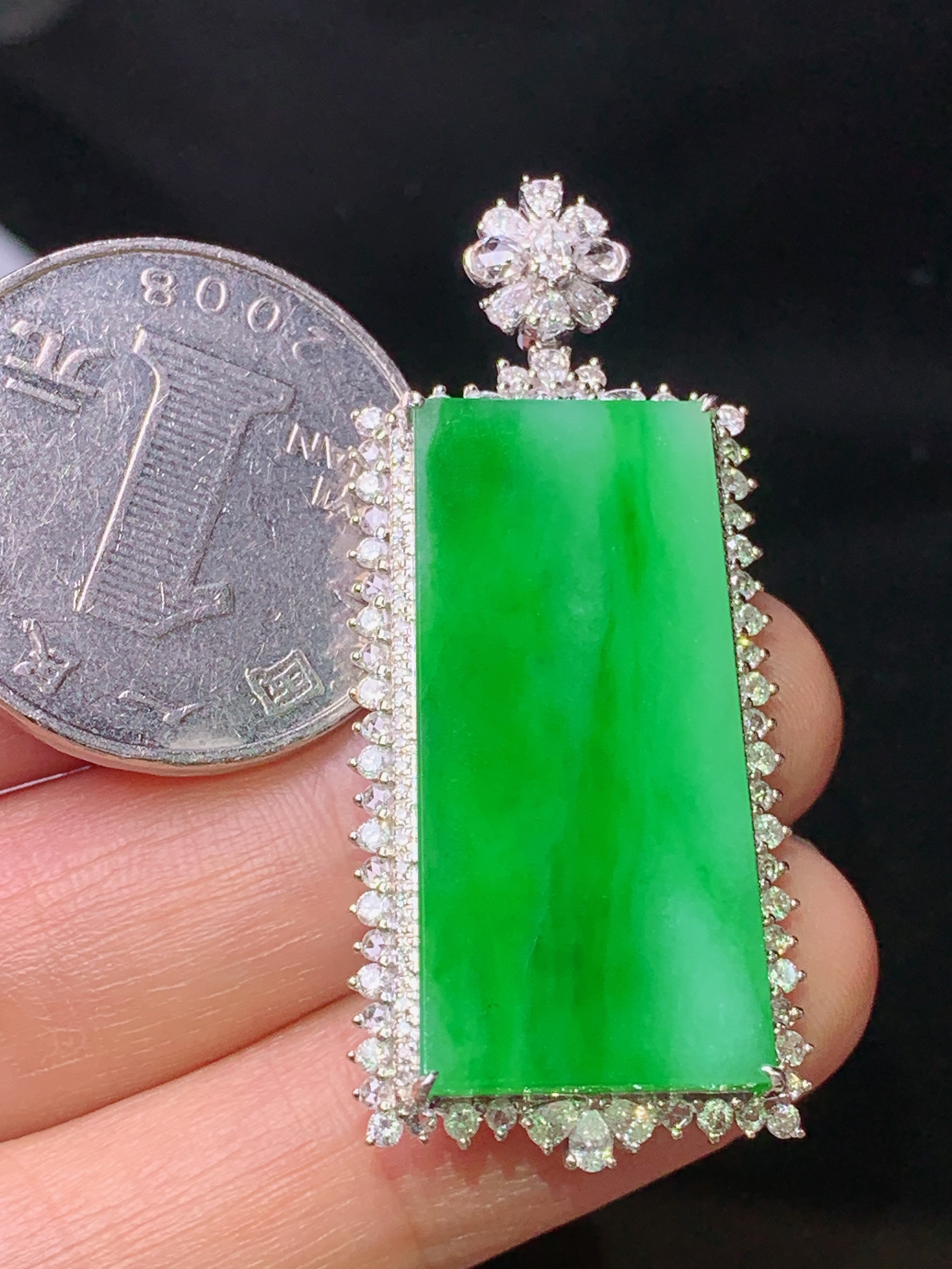 18k金钻镶嵌翠绿无事牌吊坠 玉质细腻 色泽艳丽清新 水润亮眼 整体尺寸44.5*19.6*7.2z1