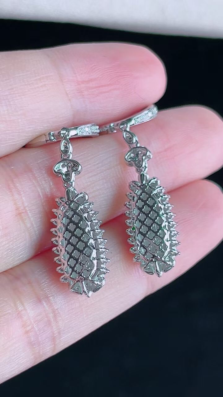 【翡翠名称】18K金豪华镶钻冰阳绿福豆耳坠
【翡翠尺寸】总尺寸38.3/8/6mm
【翡翠描述】宝贝种老水足，玉质细腻，色泽靓丽，性价比高，佩戴效果好！
【其它赠送】权威证书/精美挂绳盒子/支持全国复检