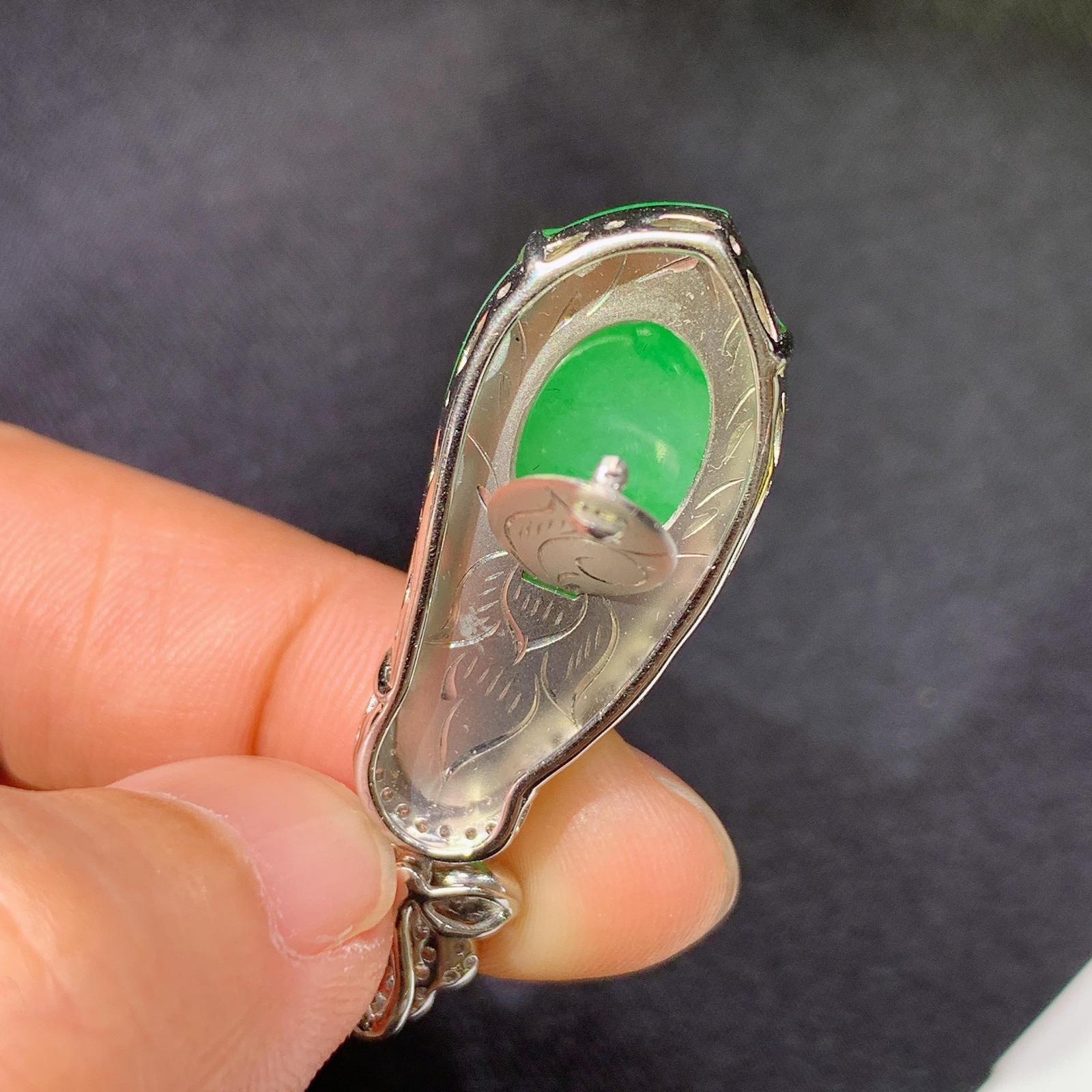 冰阳绿福瓜吊坠，18k金镶嵌，冰润色阳，玉质细腻，种水足，Zha 尺寸39.3*13.4*6.3