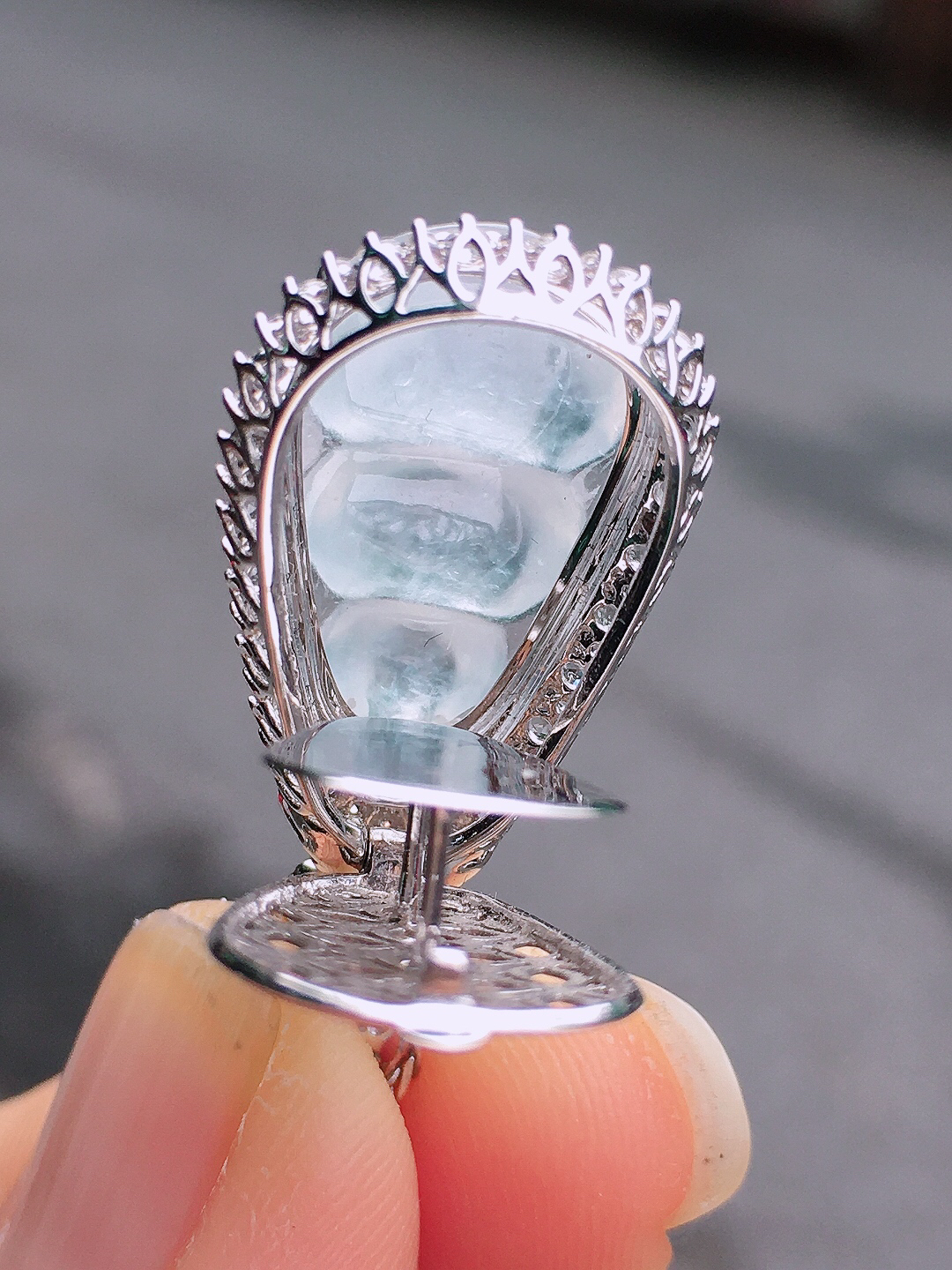 冰种福豆吊坠，玉质细腻，荧光感超
强，饱满圆润，尽显优雅气质，18k
金豪华镶嵌