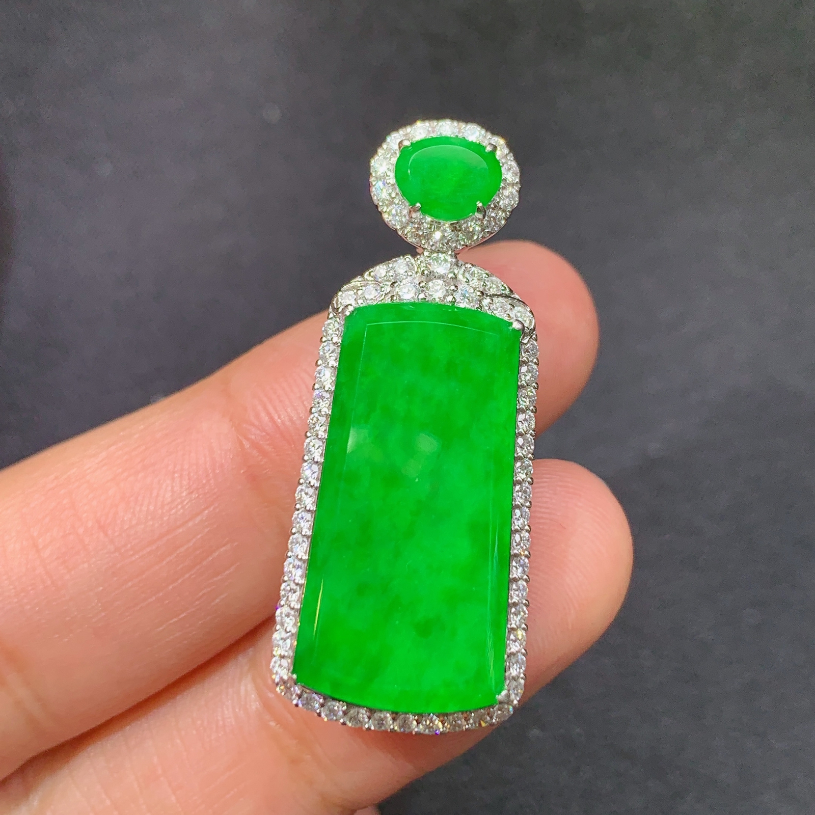 阳绿无事牌吊坠，18k金镶嵌，冰润色阳，种老水足，Ff 尺寸33.9*13.8*8.3