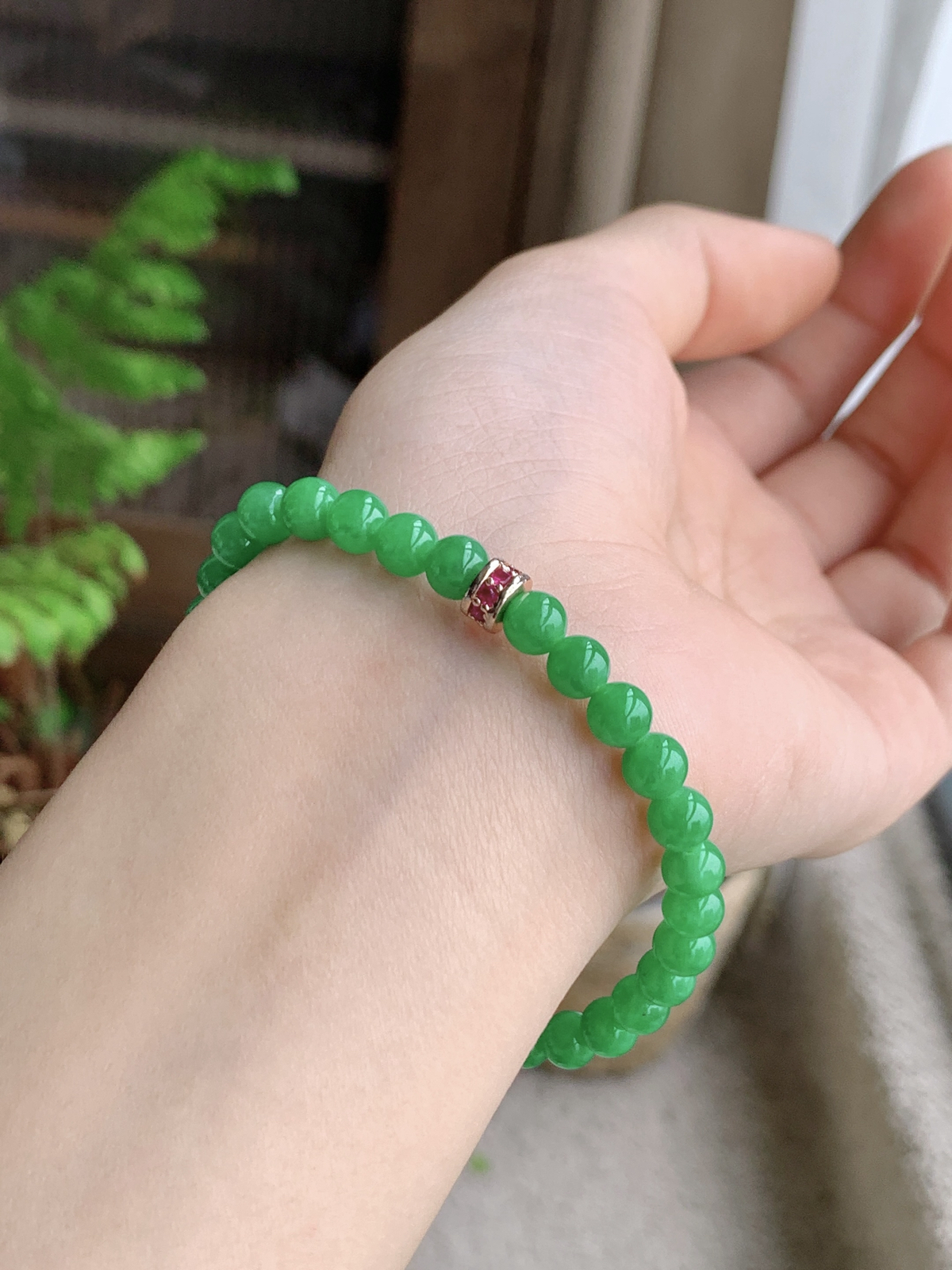 【珠子】冰阳绿手串满绿圆珠子手串
【说明】缅料 性价比高  
【尺寸】5.6mm