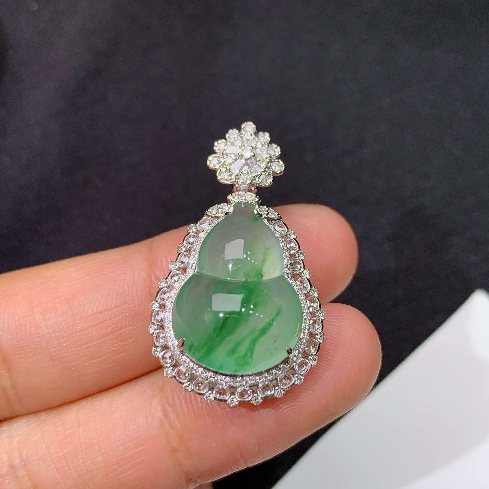 冰飘花葫芦吊坠，18k金镶嵌，冰润饱满，玉质细腻，种水足，Li 尺寸29.8*17.9*11.9