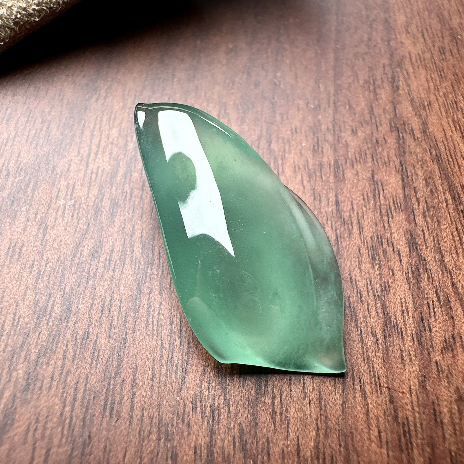 【冰种晴绿随形裸石】质地细腻，冰润十足，种老冰透，收藏品质