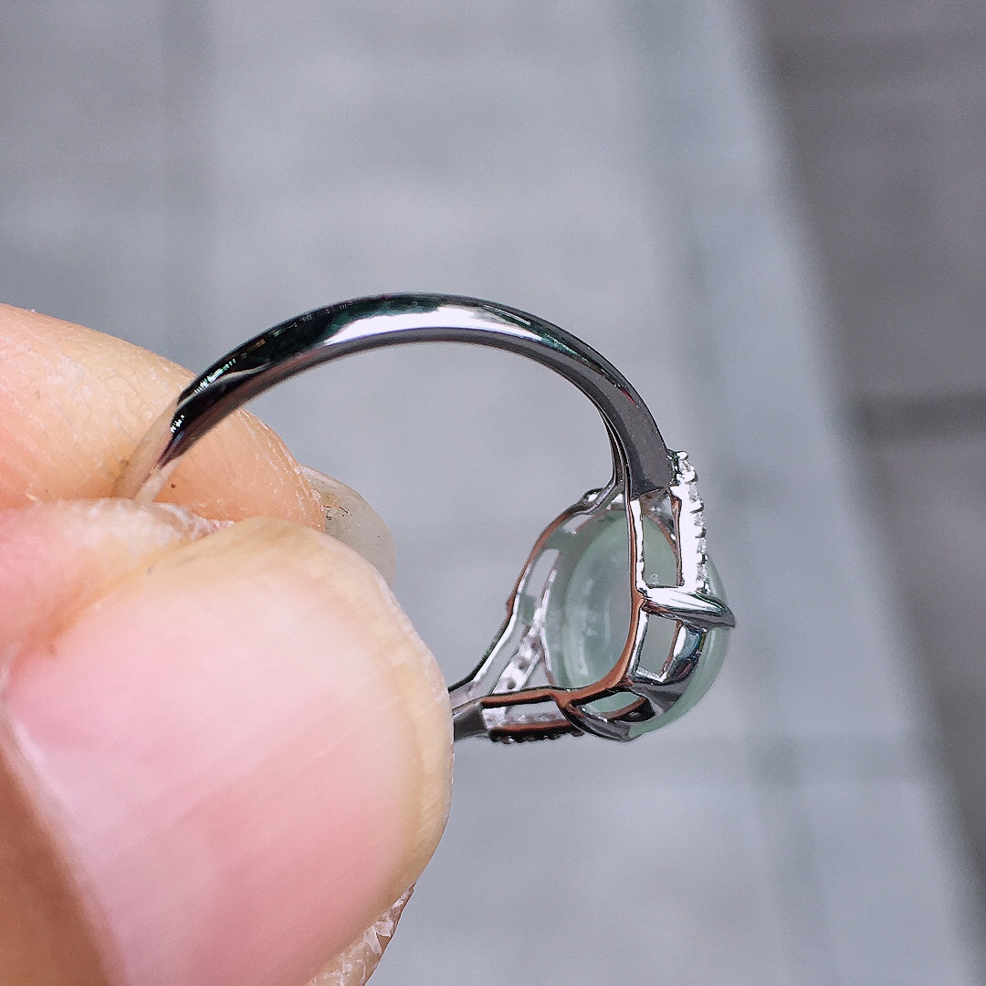 玻璃种蛋面戒指，玉质细腻，荧光感超
强，饱满圆润，尽显优雅气质，18k
金豪华镶嵌