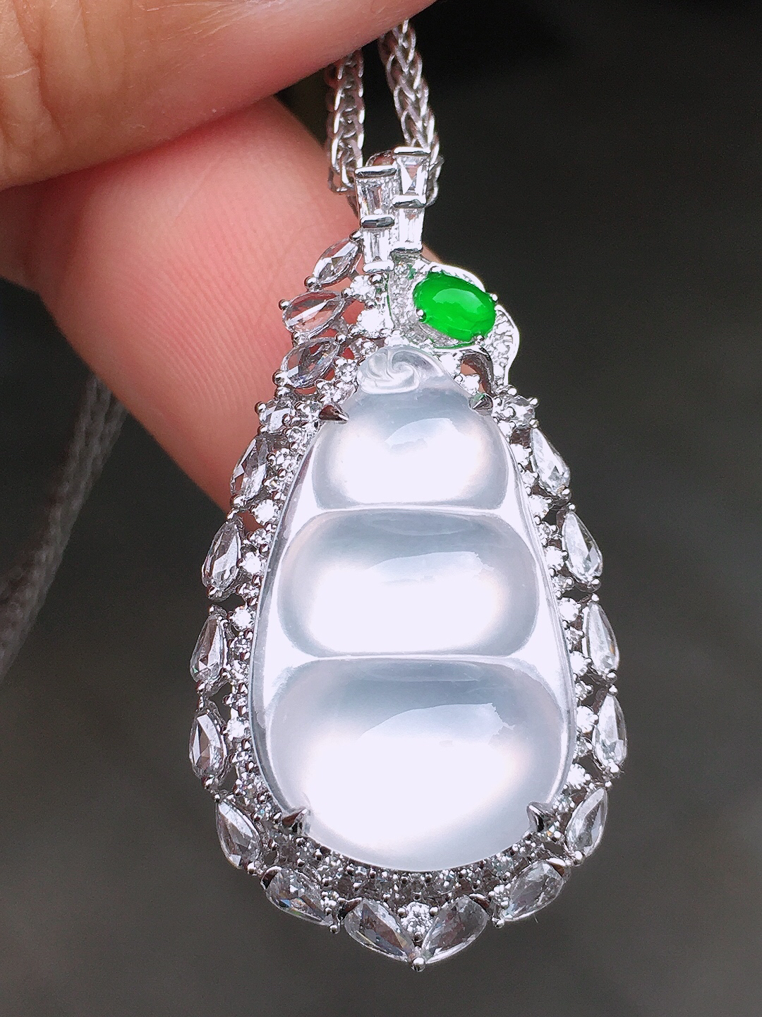 冰种福豆吊坠，玉质细腻，荧光感超
强，饱满圆润，尽显优雅气质，18k
金豪华镶嵌