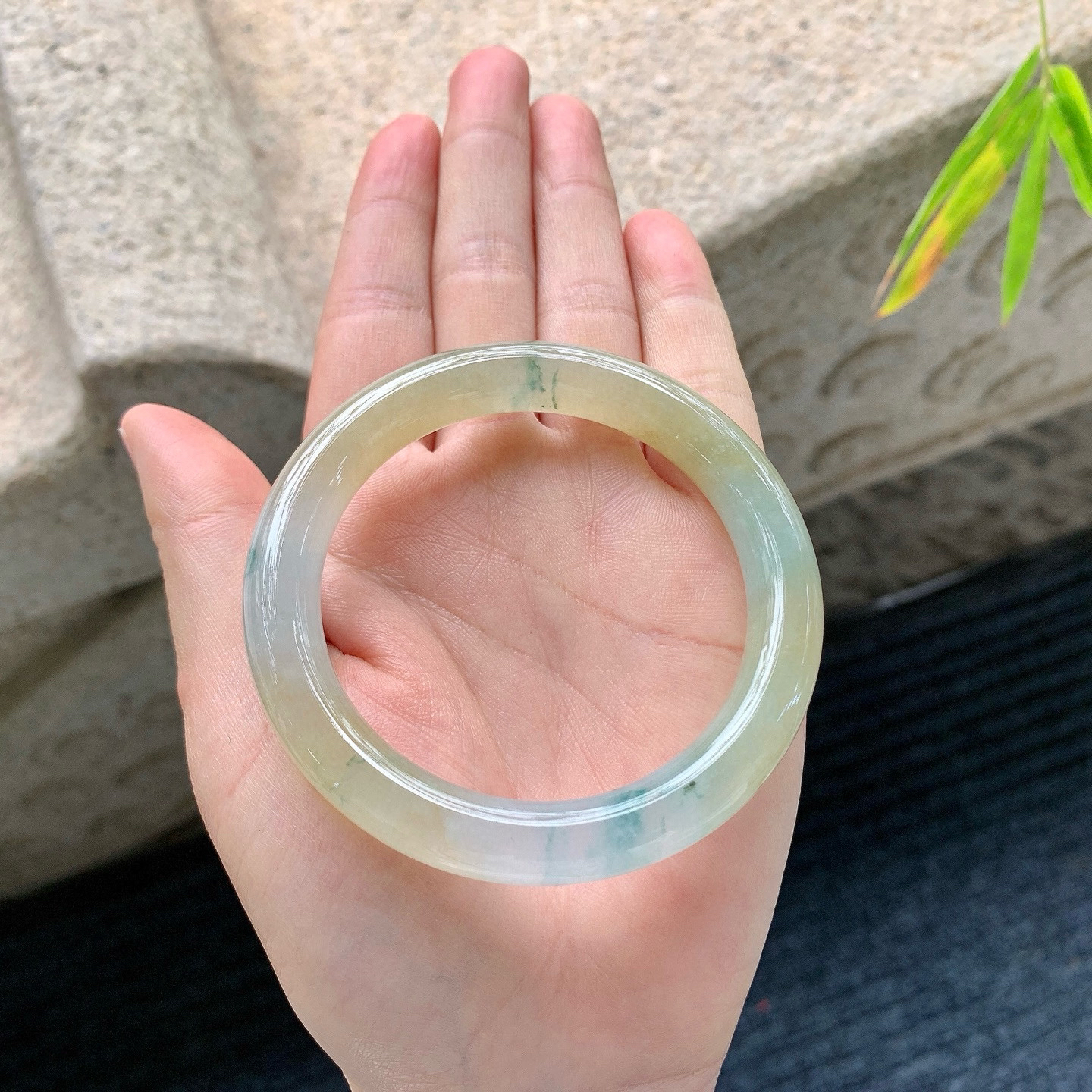 圆条52 53
【圈口】53.9/10.1/9
【描述】冰黄翡飘花，清透，水润，种老，细腻，无纹裂！