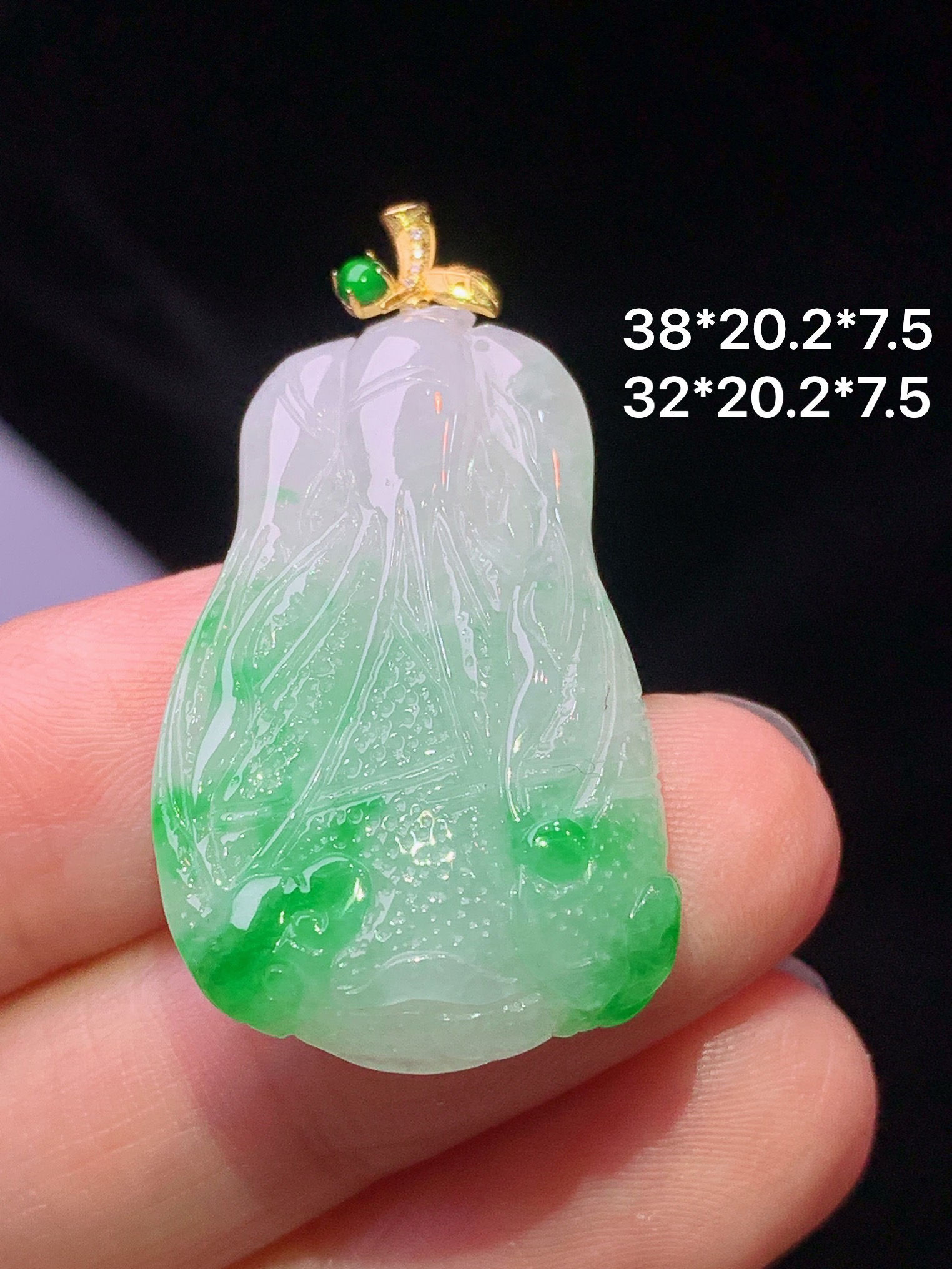 18k金镶嵌飘绿白菜吊坠 玉质细腻 色泽艳丽清新 水润亮眼 整体尺寸38*20.2*7.5e1