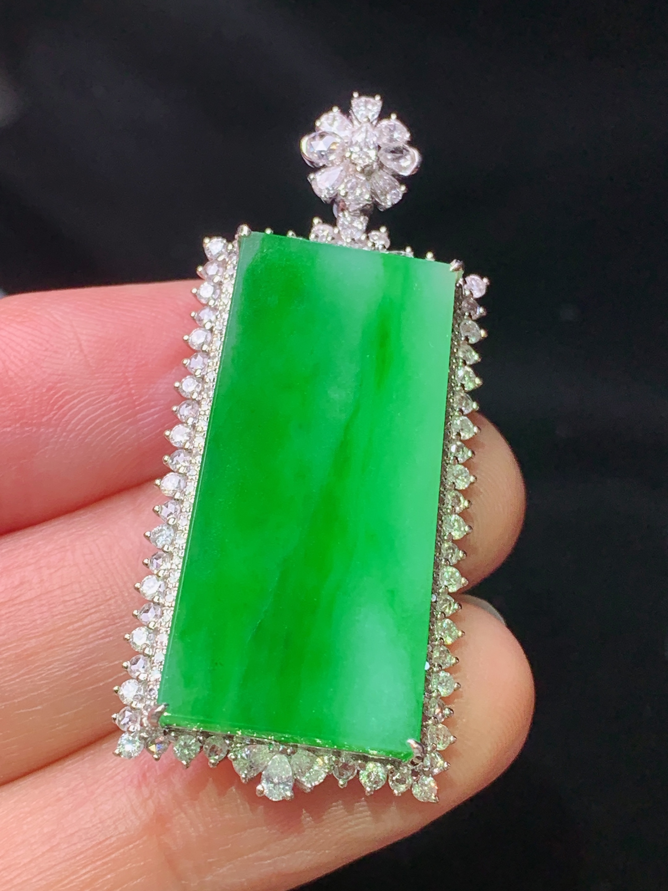 18k金钻镶嵌翠绿无事牌吊坠 玉质细腻 色泽艳丽清新 水润亮眼 整体尺寸44.5*19.6*7.2z1