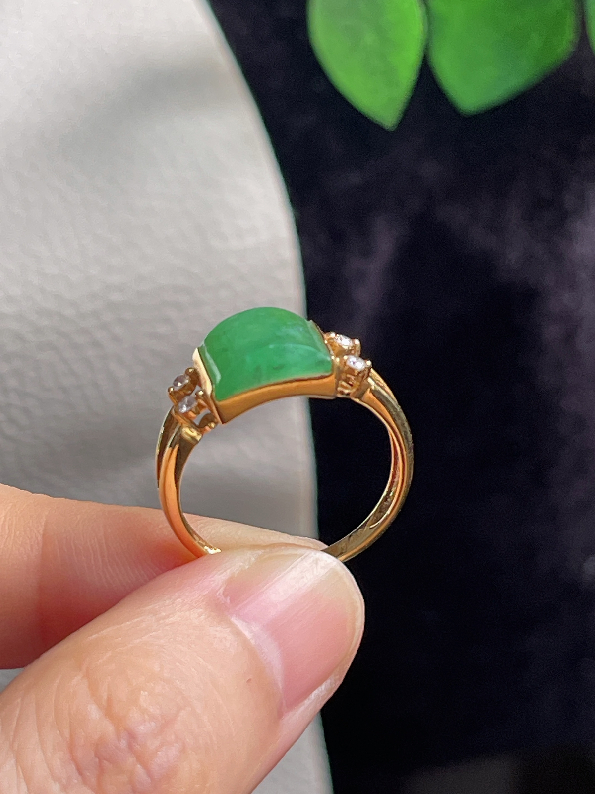 18k金翡翠冰糯种浅绿色戒指