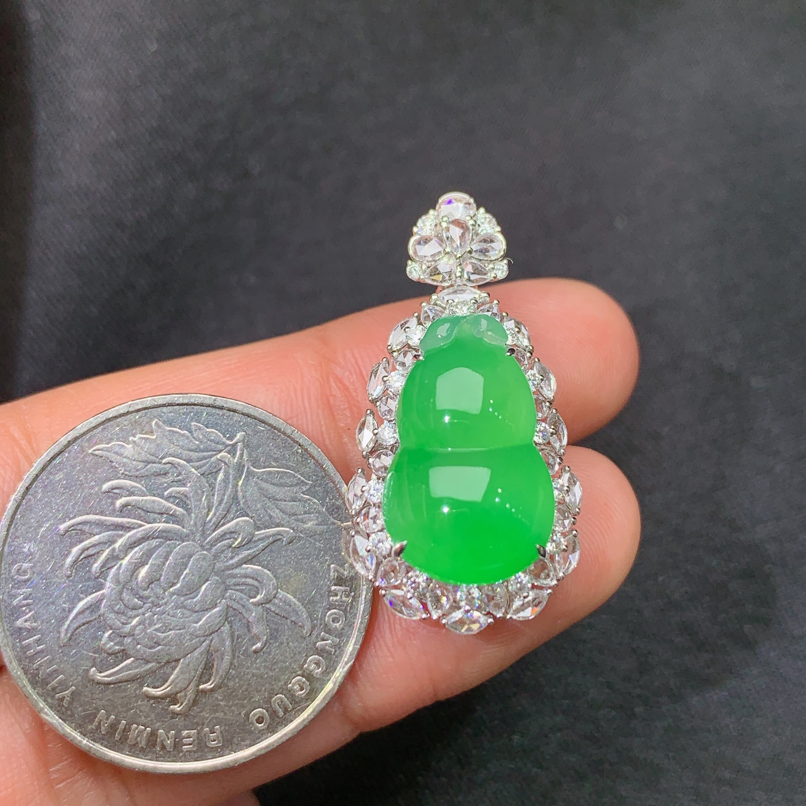 冰阳绿葫芦吊坠，18k金镶嵌，冰润色阳，玉质细腻，种水足，F2 尺寸29.1*15*11.3