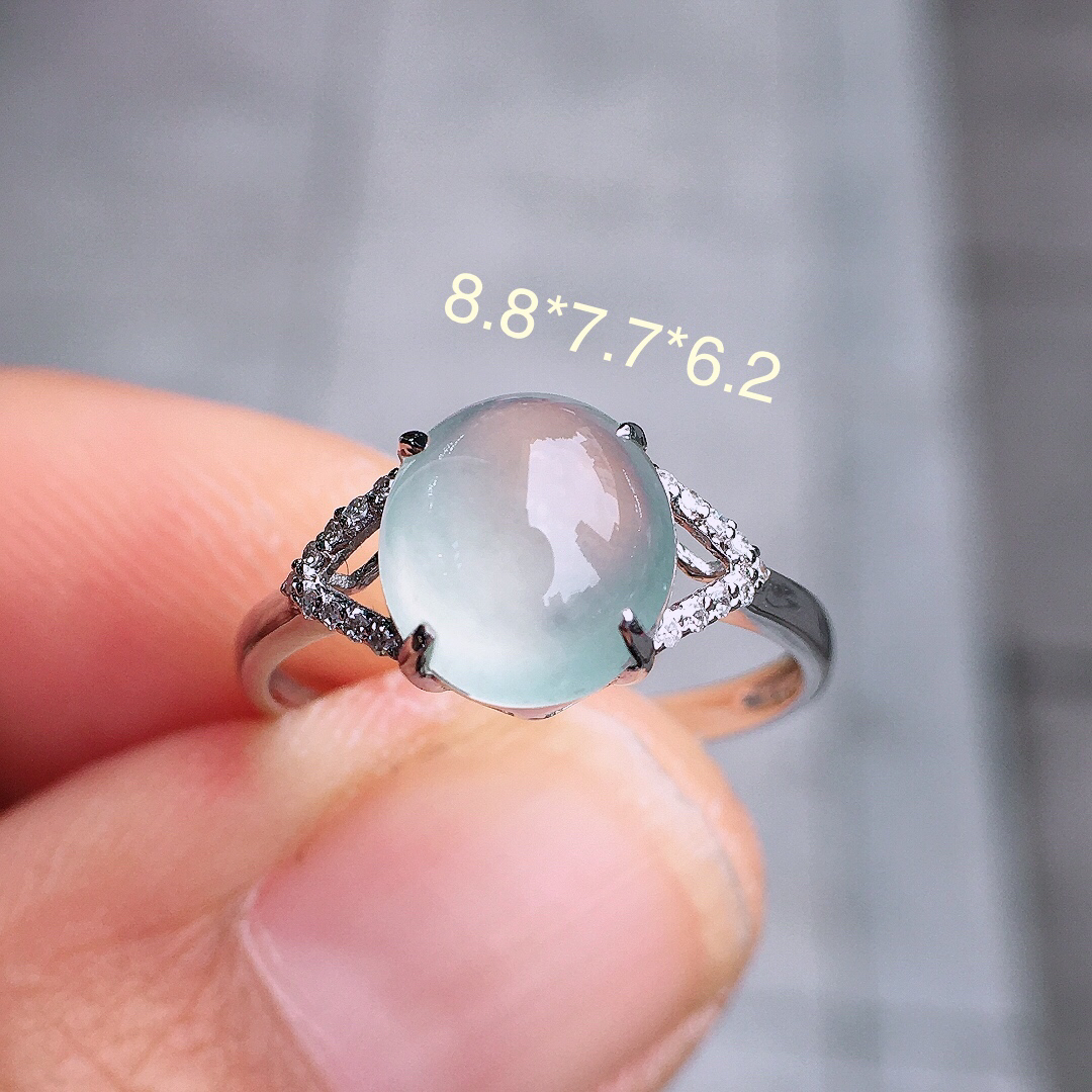 玻璃种蛋面戒指，玉质细腻，荧光感超
强，饱满圆润，尽显优雅气质，18k
金豪华镶嵌