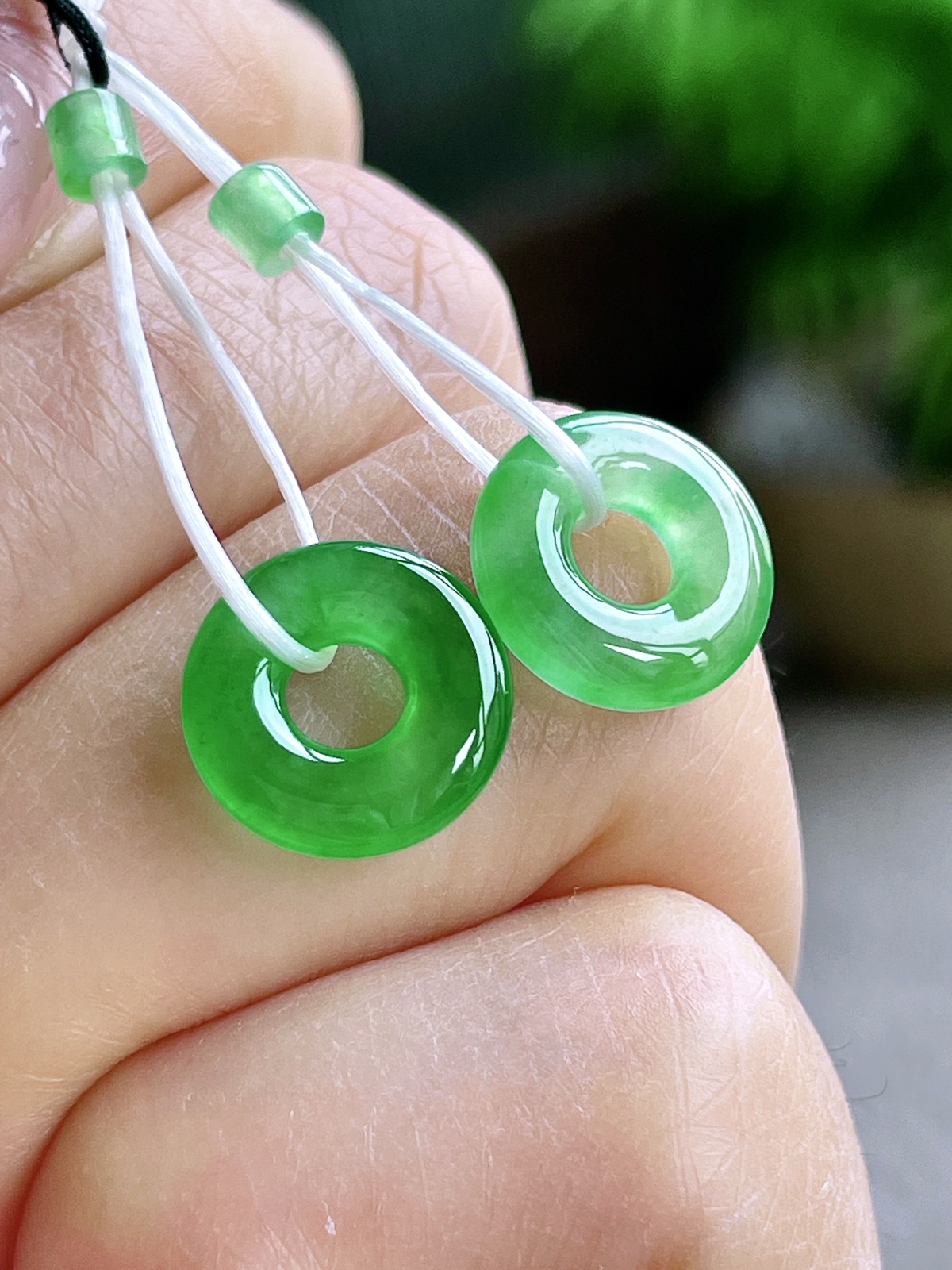 【裸石】高冰甜阳绿甜甜圈一对
【说明】缅料 性价比高  
【尺寸】11.4-2.9