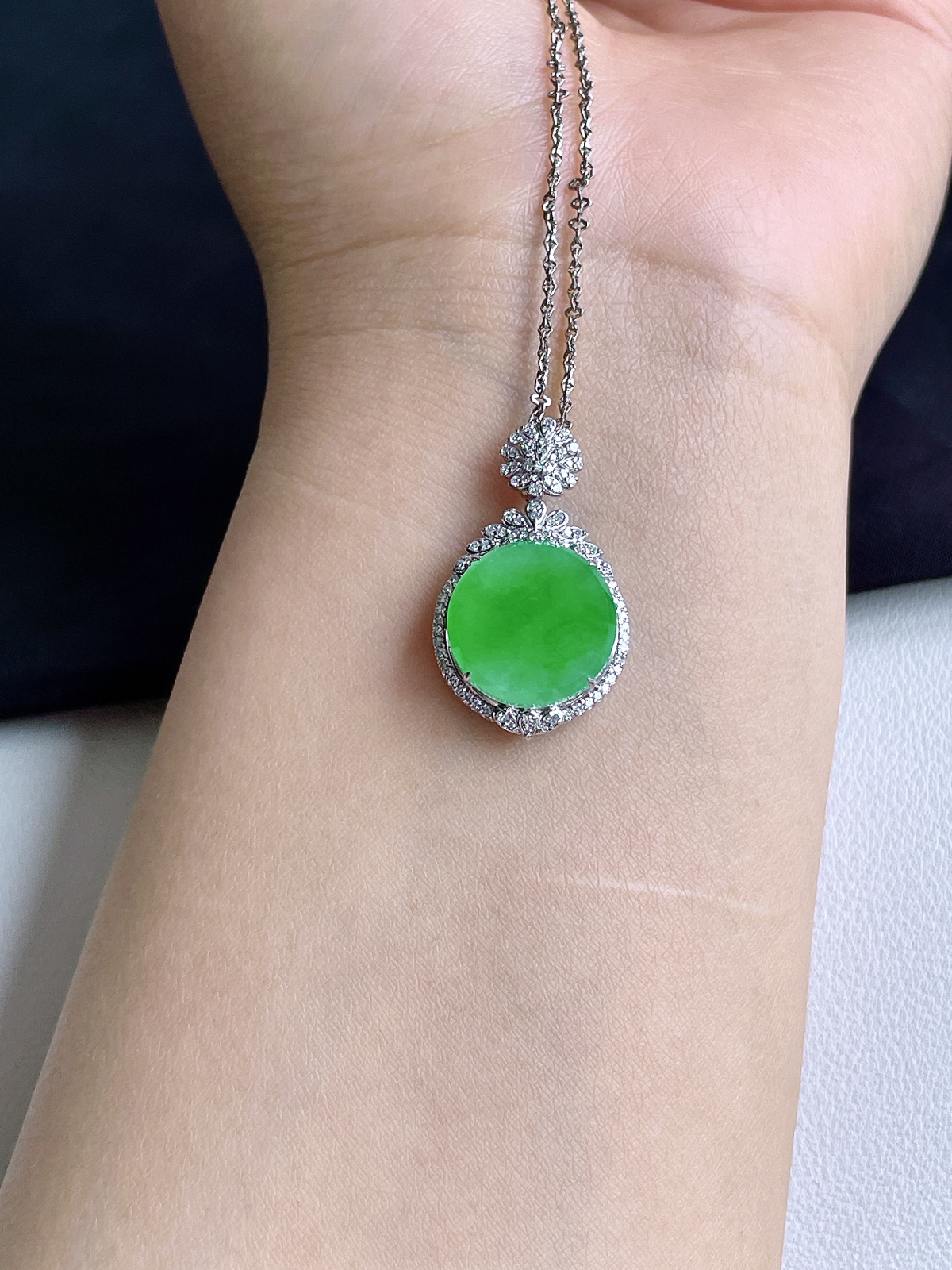 【镶嵌】冰阳绿圆牌无事牌吊坠  
【说明】18k金镶嵌 性价比高  
【整体】30-17.7-8.5
【裸石】14.8-3.6