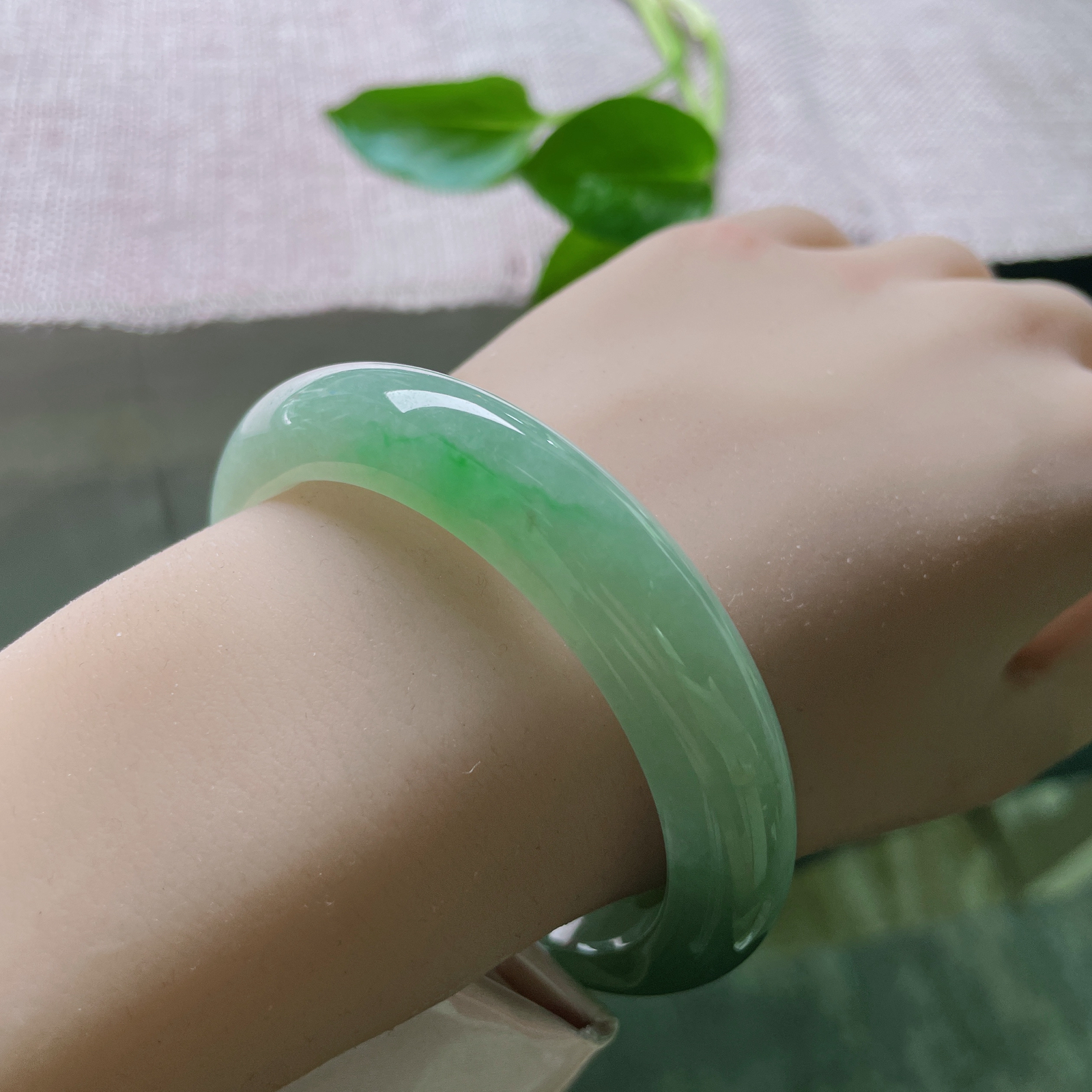 55.3/12.4/9，湖水绿正圈，一抹翠色鲜艳夺目，静谧又高级..ss49147a